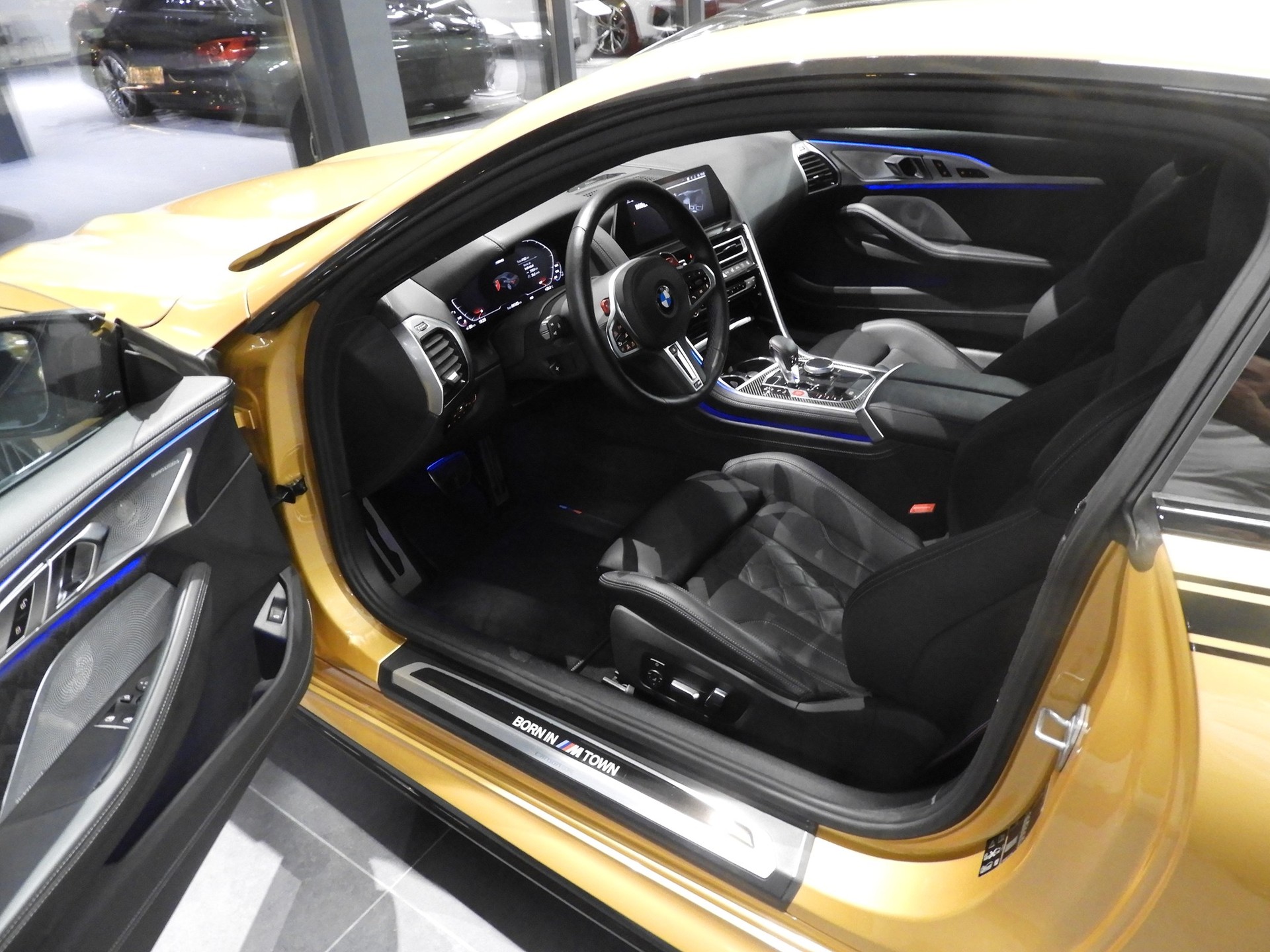 BMW M8 xDrive M Competition Steptronic **Ceylon Gold**-image-3