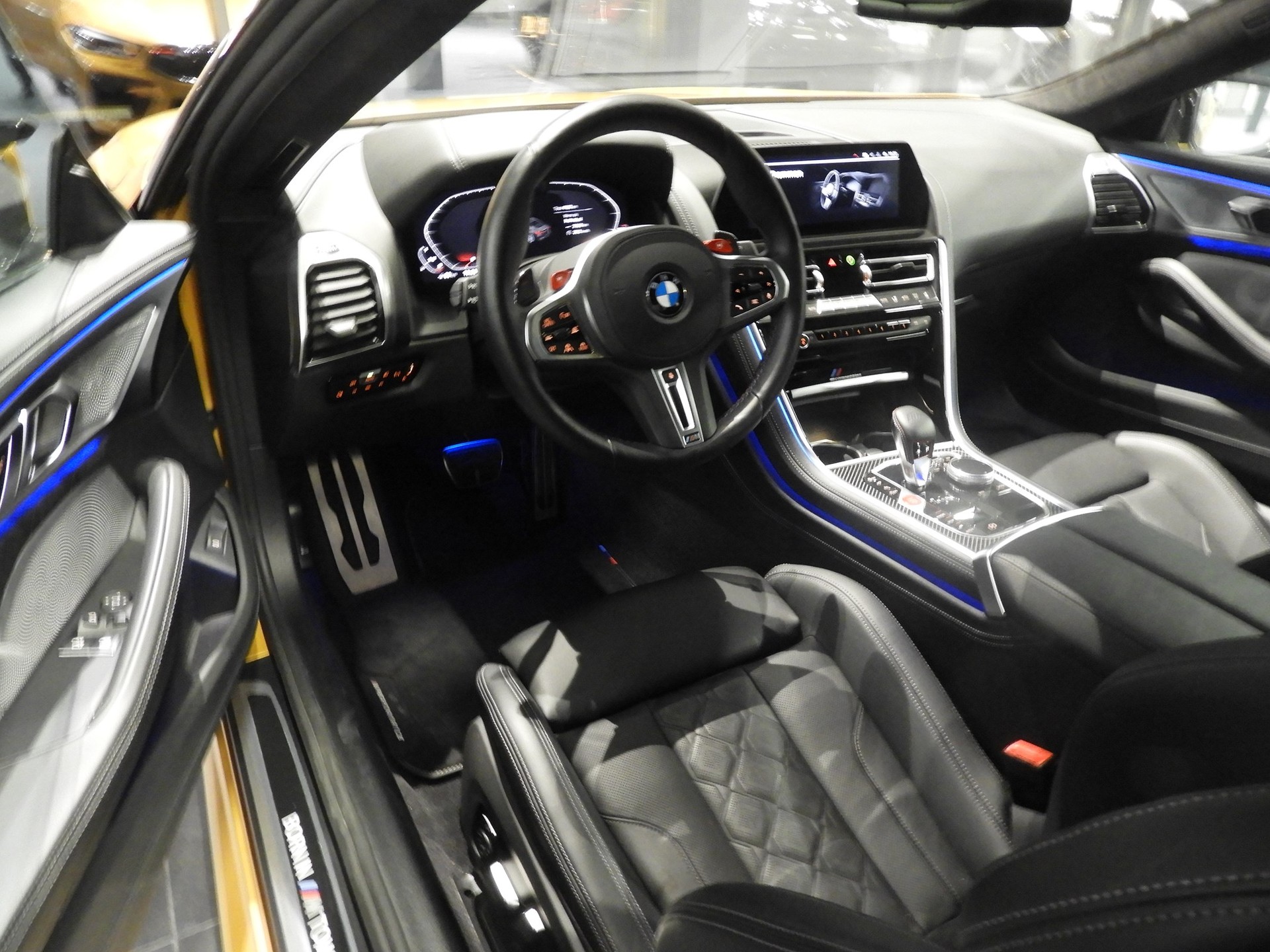 BMW M8 xDrive M Competition Steptronic **Ceylon Gold**-image-4