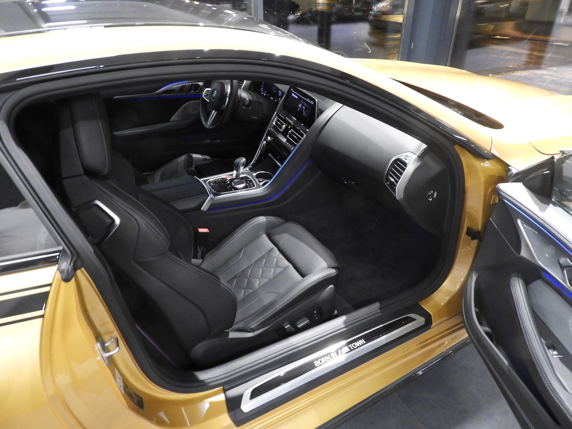 BMW M8 xDrive M Competition Steptronic **Ceylon Gold**-image-9