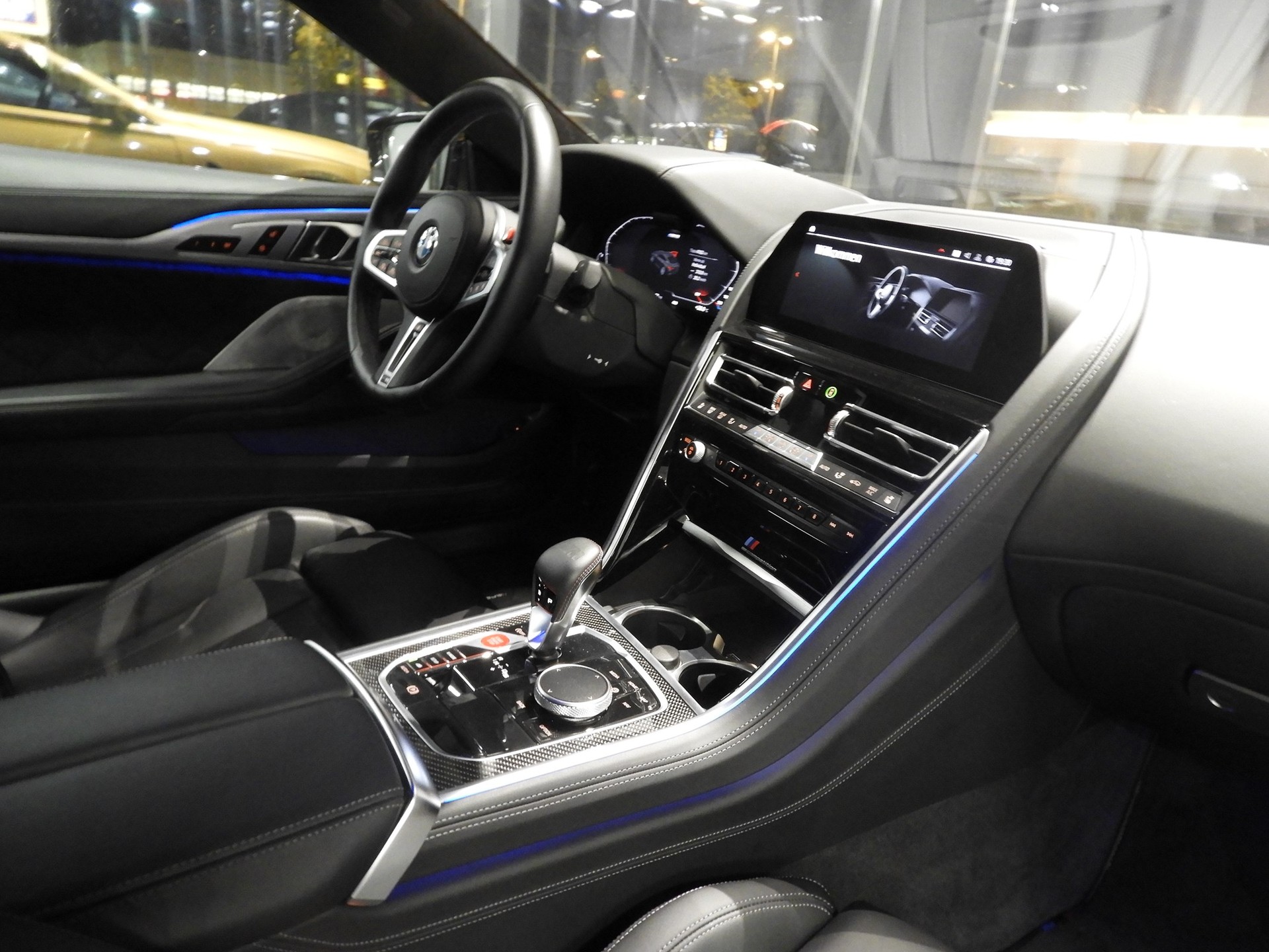 BMW M8 xDrive M Competition Steptronic **Ceylon Gold**-image-5