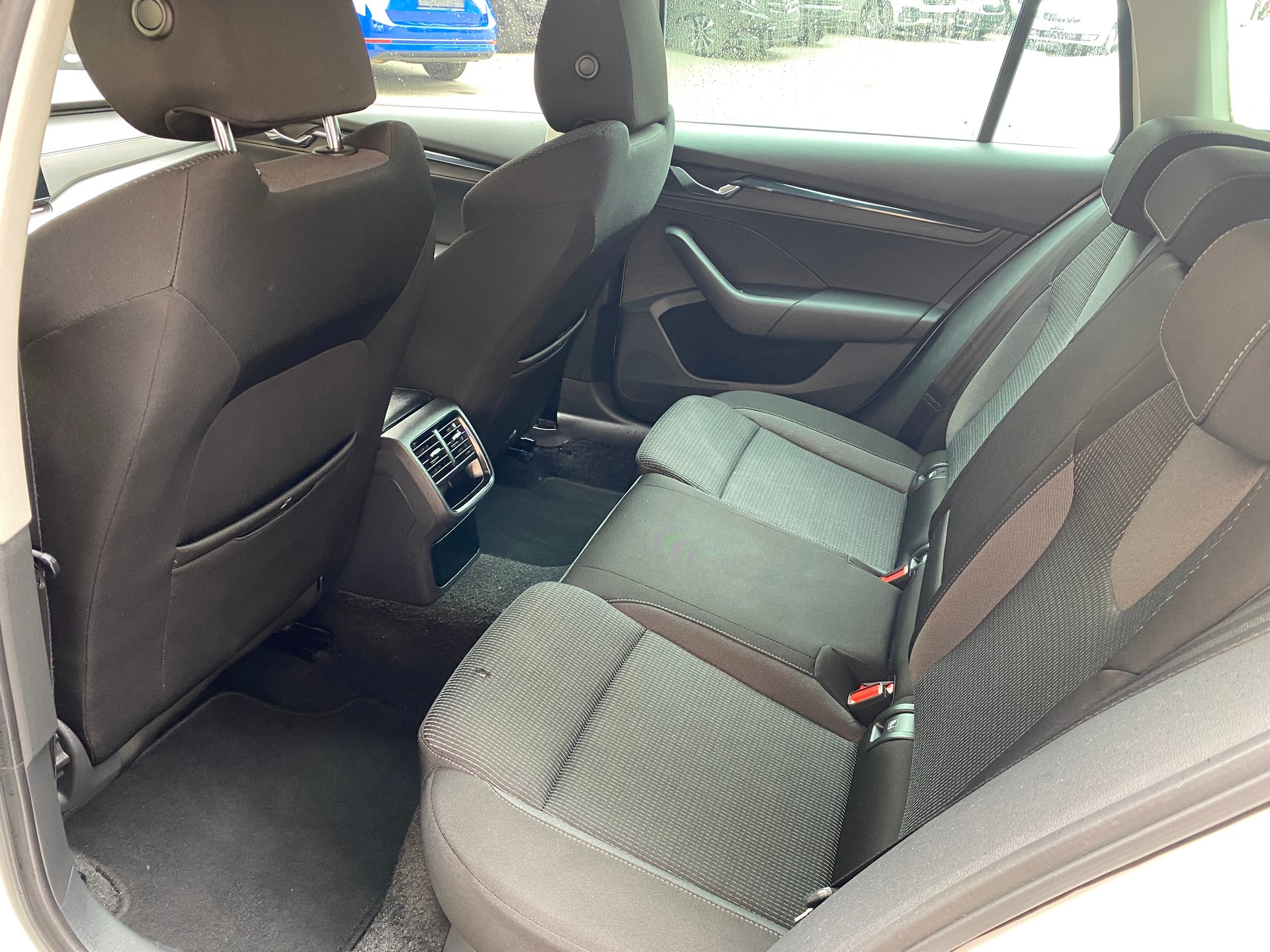 SKODA Octavia Combi 2.0 TDI DSG Ambition 4x4-image-9