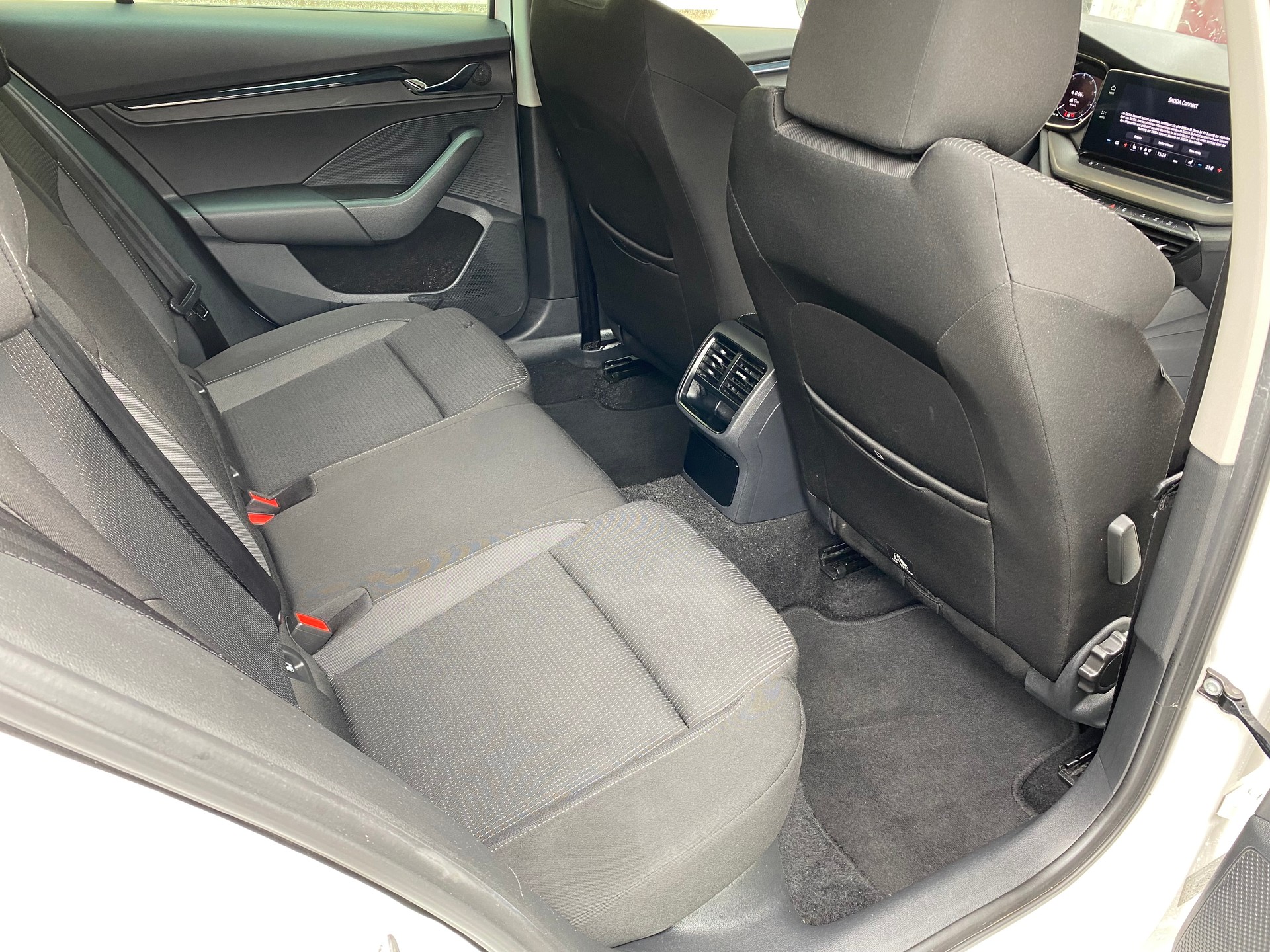 SKODA Octavia Combi 2.0 TDI DSG Ambition 4x4-image-8