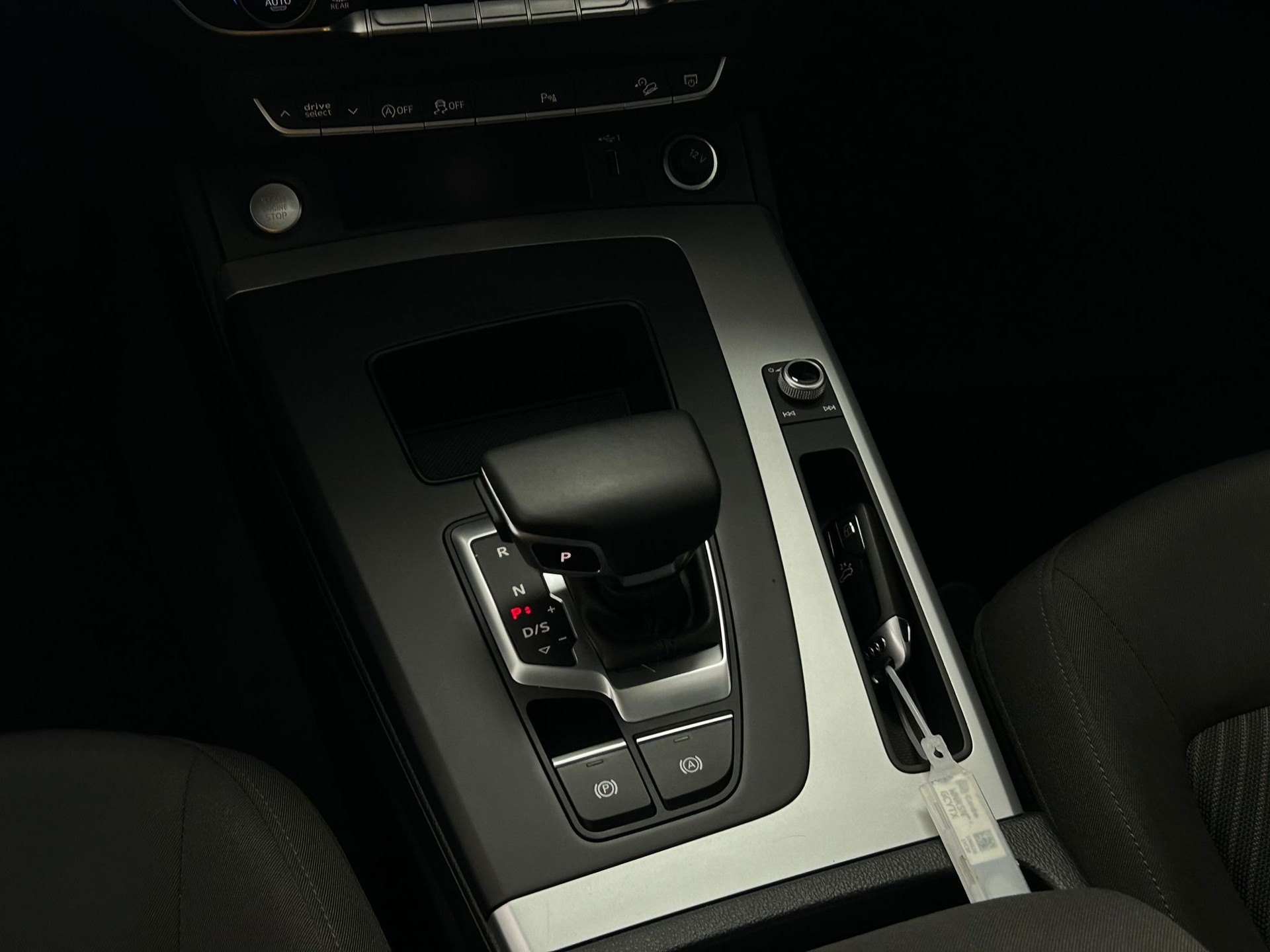 AUDI Q5 40 TDI quattro S-tronic-image-12