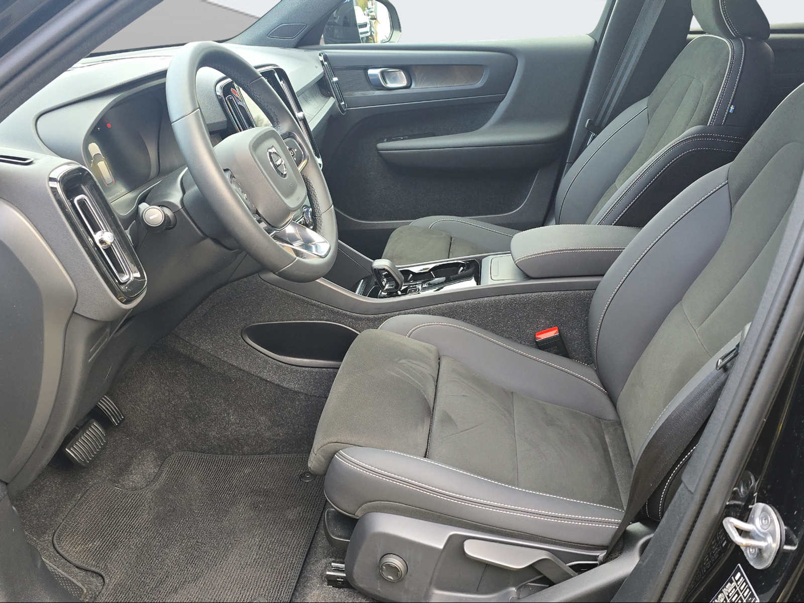 VOLVO XC40 Recharge E80 82kWh Plus AWD-image-7