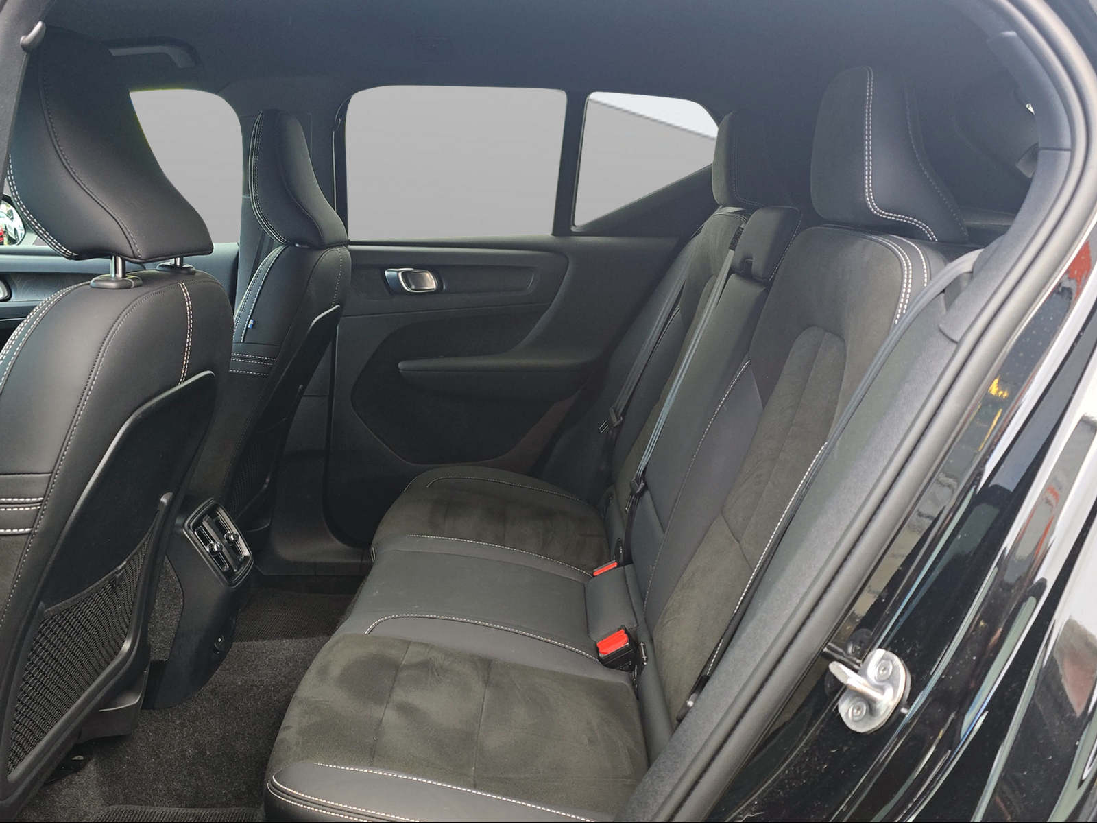 VOLVO XC40 Recharge E80 82kWh Plus AWD-image-8