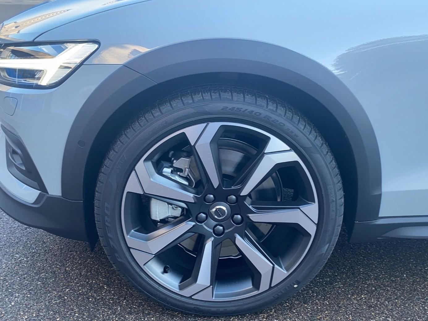 VOLVO V60 Cross Country 2.0 B5 Ultimate AWD-image-8