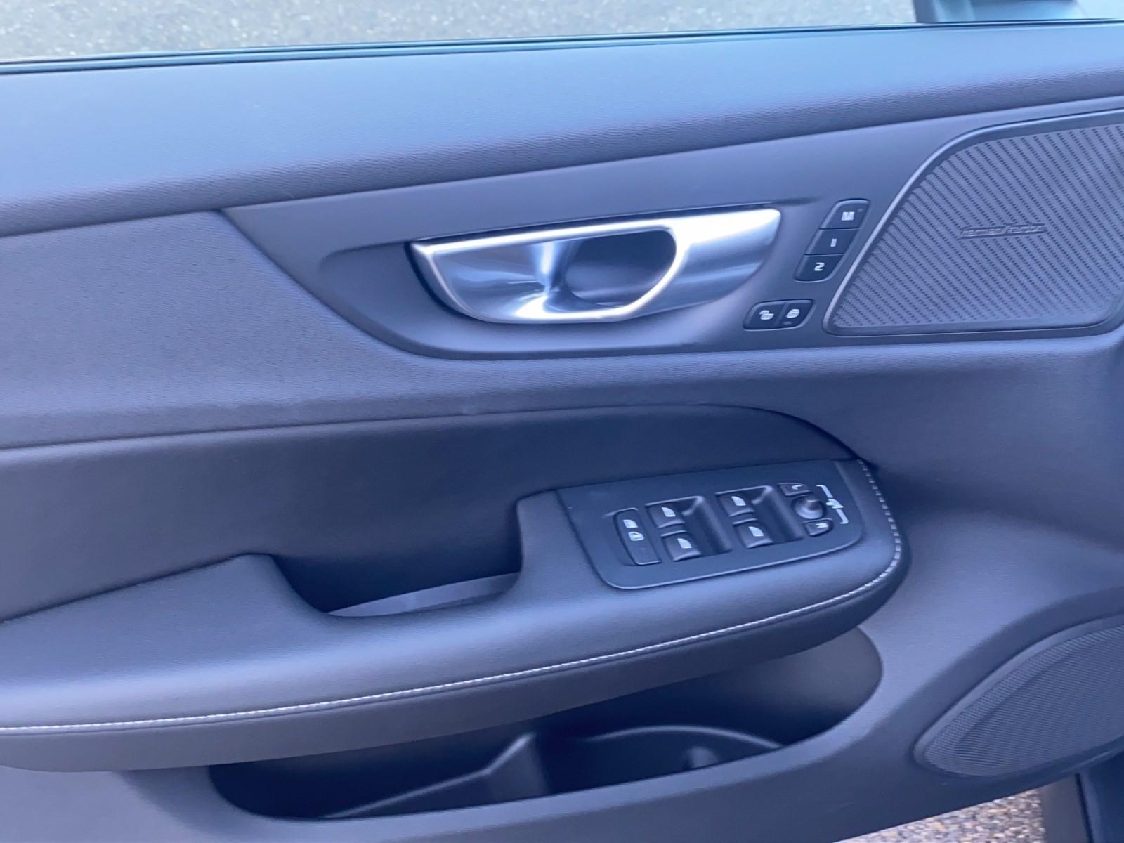 VOLVO V60 Cross Country 2.0 B5 Ultimate AWD-image-12