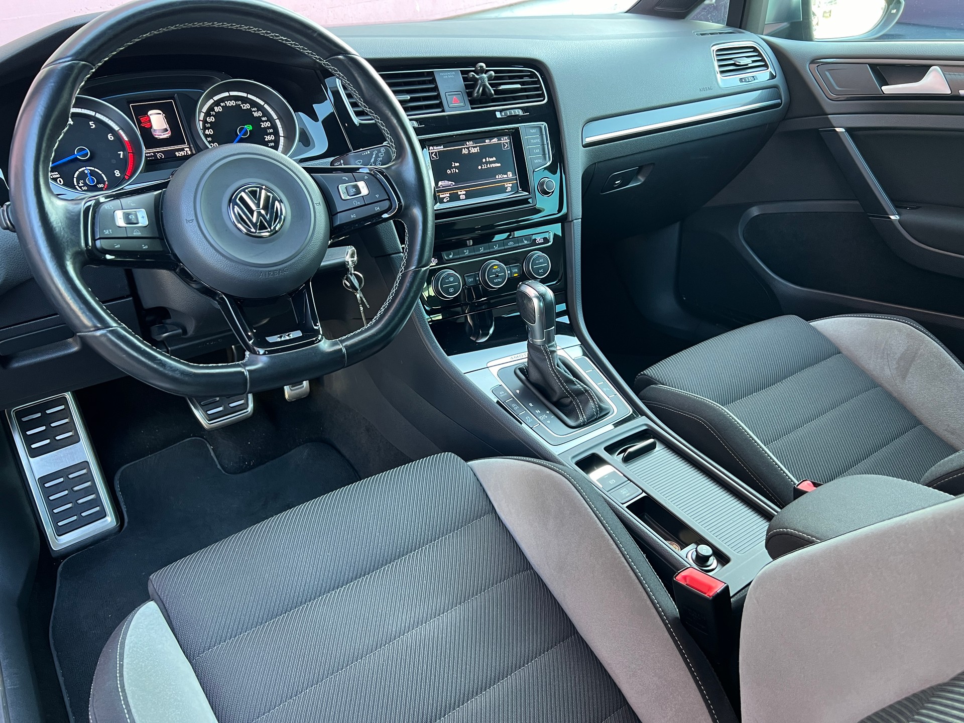 VW Golf 2.0 TSI R 4Motion DSG-image-8