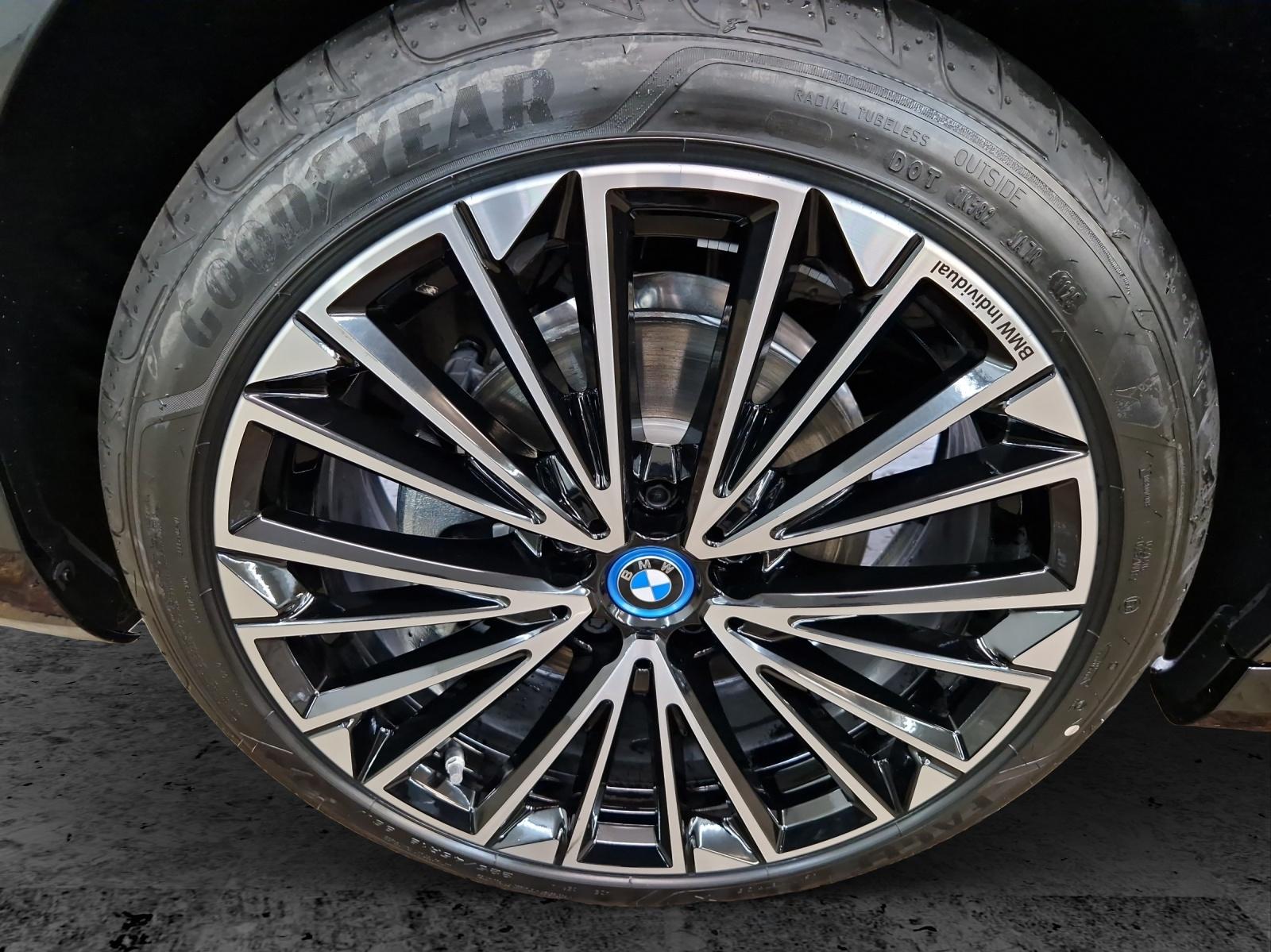 BMW 225e xDrive Active Tourer-image-8