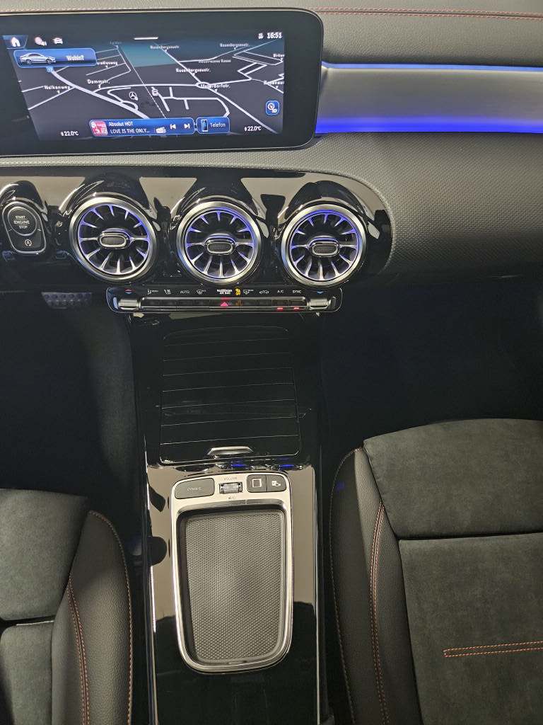MERCEDES-BENZ CLA 250 4Matic AMG Line-image-11