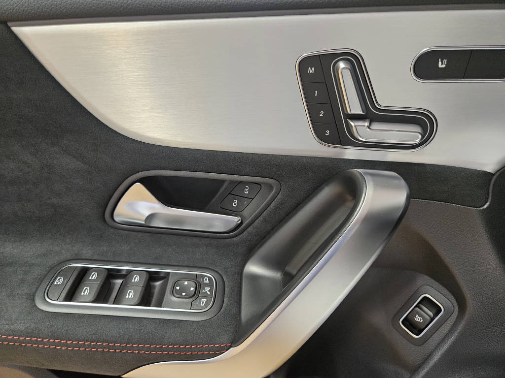 MERCEDES-BENZ CLA 250 4Matic AMG Line-image-9