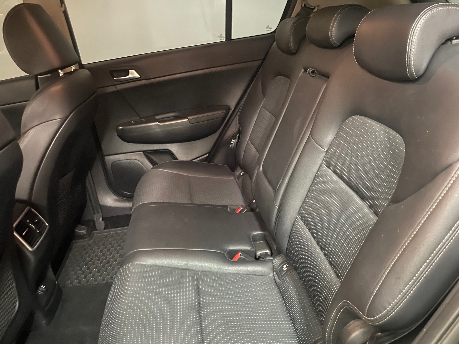KIA Sportage 1.6 T-GDI Black Edition 4WD Automat-image-5