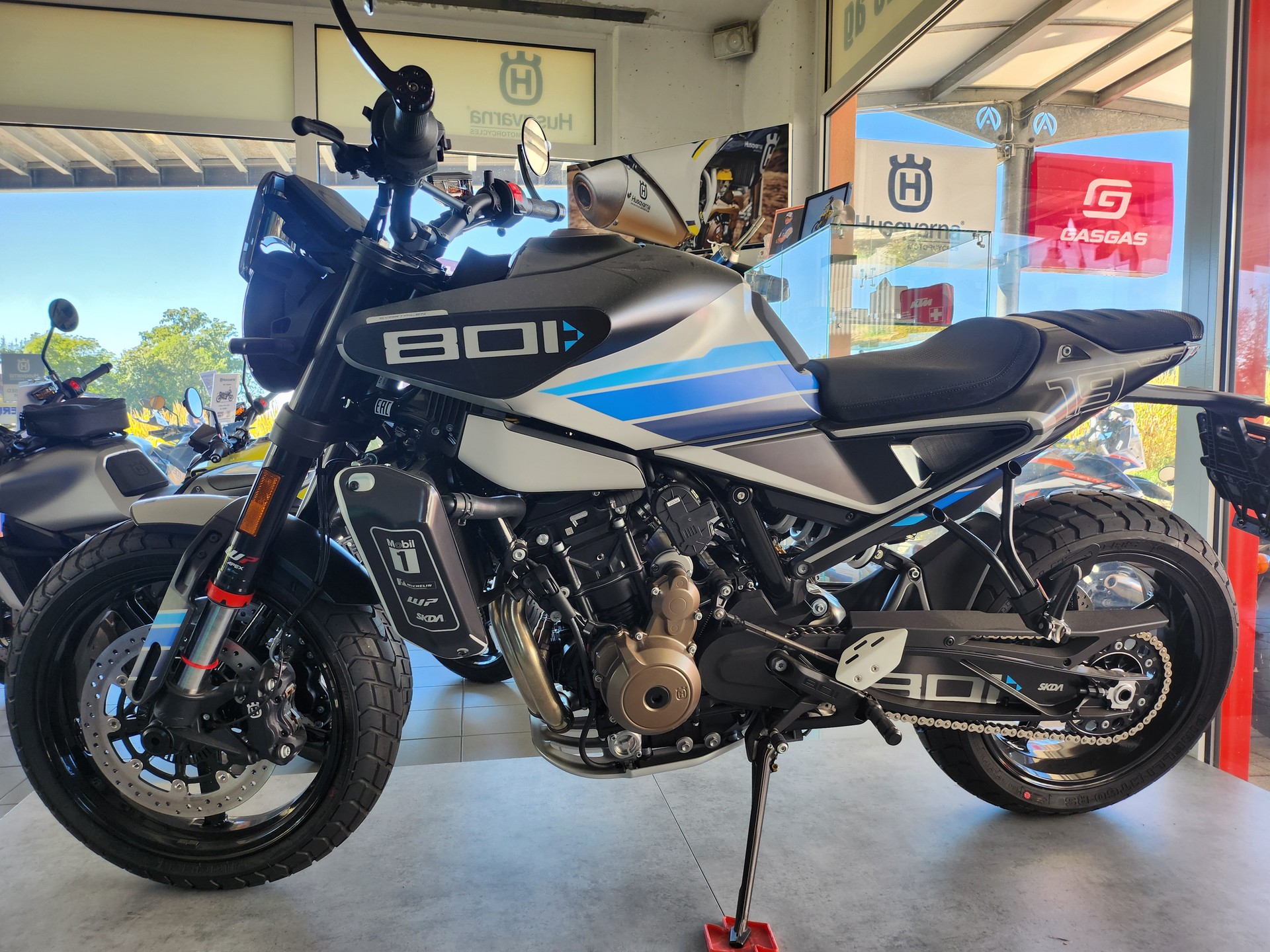 HUSQVARNA Svartpilen 801