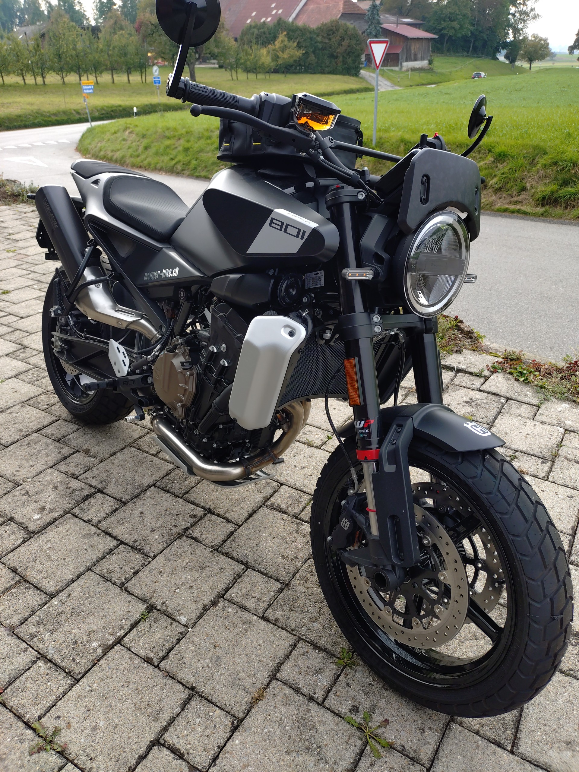 HUSQVARNA Svartpilen 801-image-2