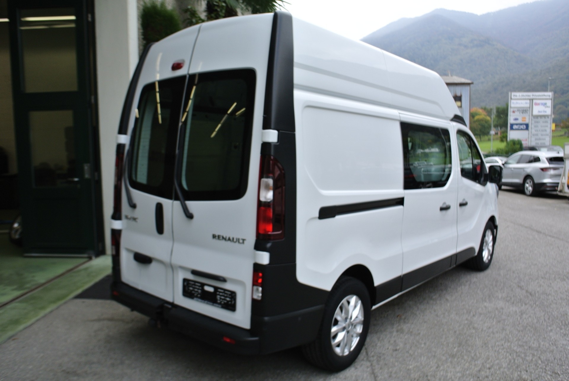 RENAULT Trafic 2.0 Blue dCi 150 3.5t Advance L2H2 EN-image-6