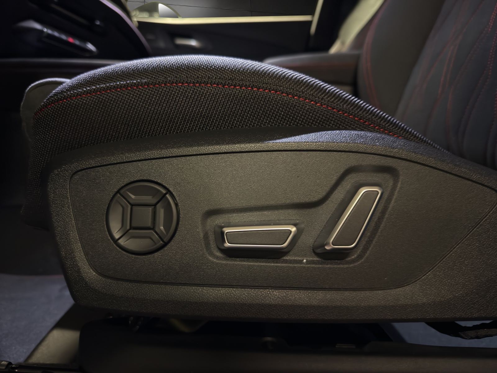 AUDI Q3 SUV 110 kW TFSI S tronic-image-22