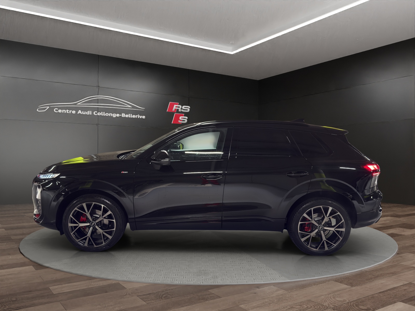 AUDI Q3 SUV 110 kW TFSI S tronic-image-2