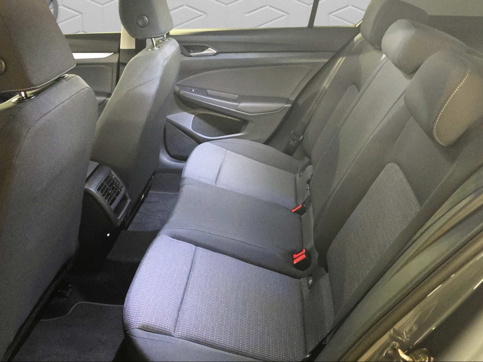VW Golf 1.5 TSI Basis-image-12
