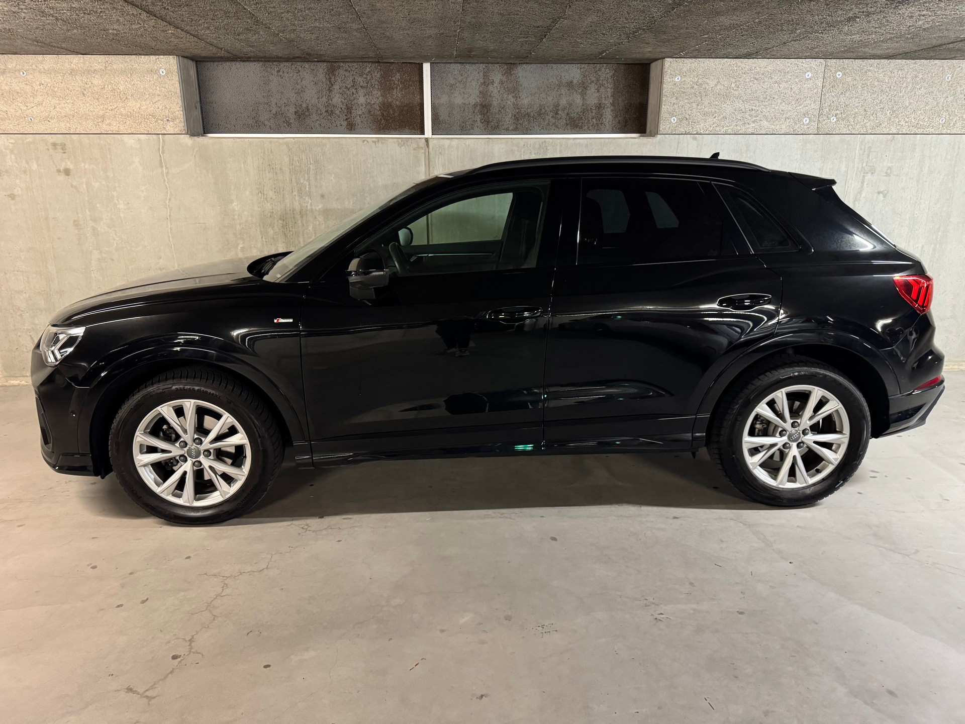 AUDI Q3 35 TDI S line quattro-image-1