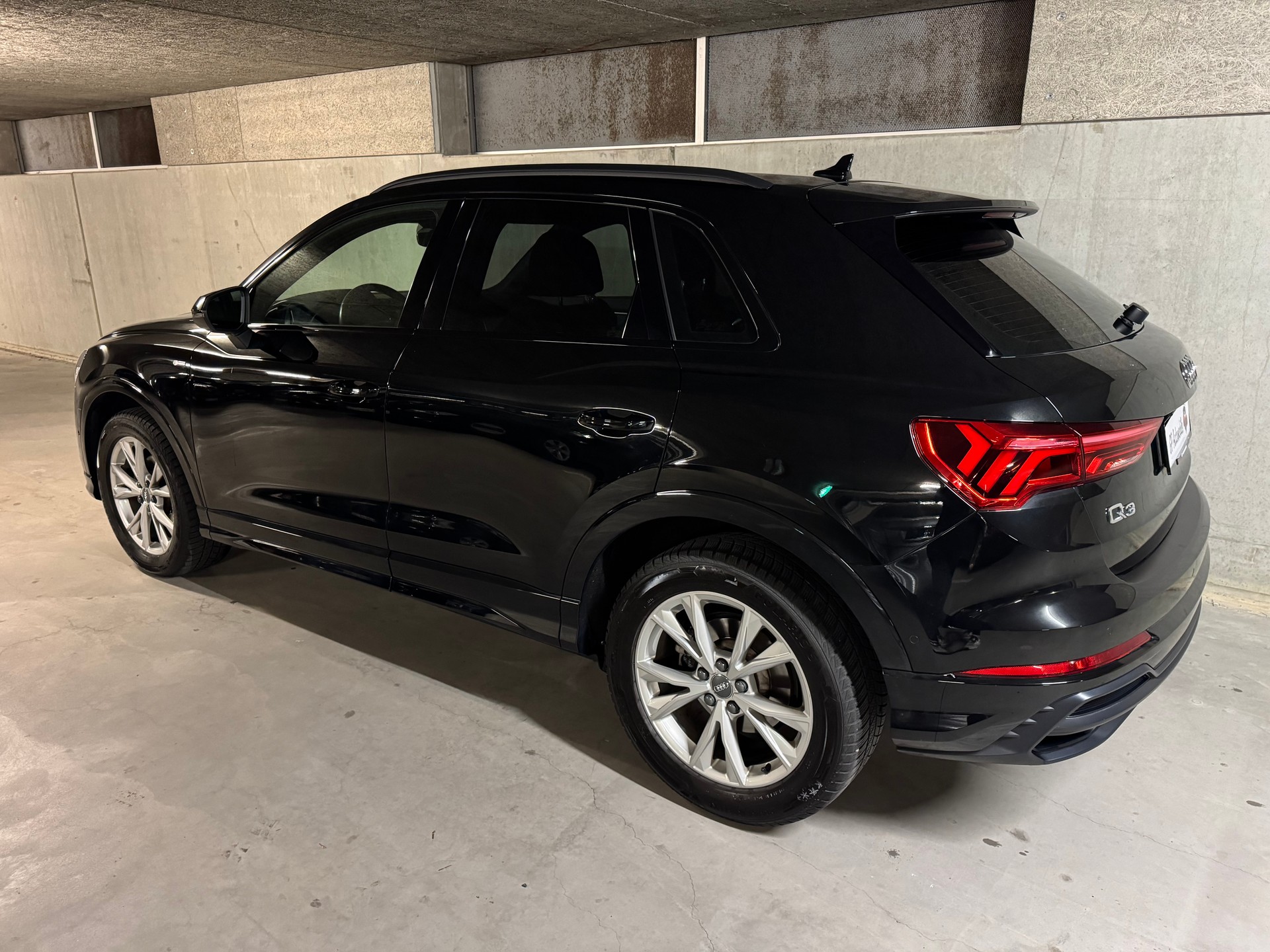 AUDI Q3 35 TDI S line quattro-image-2