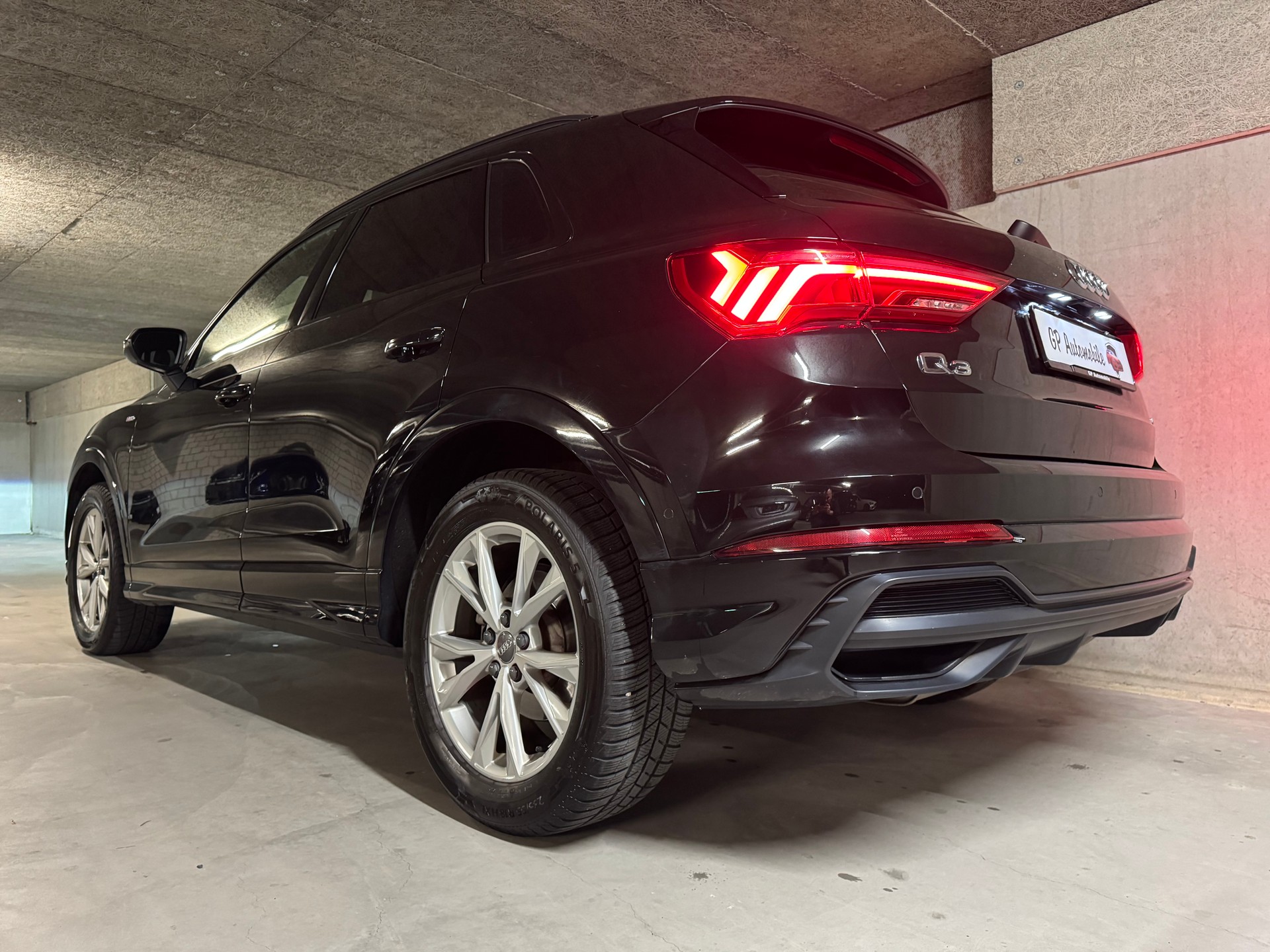 AUDI Q3 35 TDI S line quattro-image-13