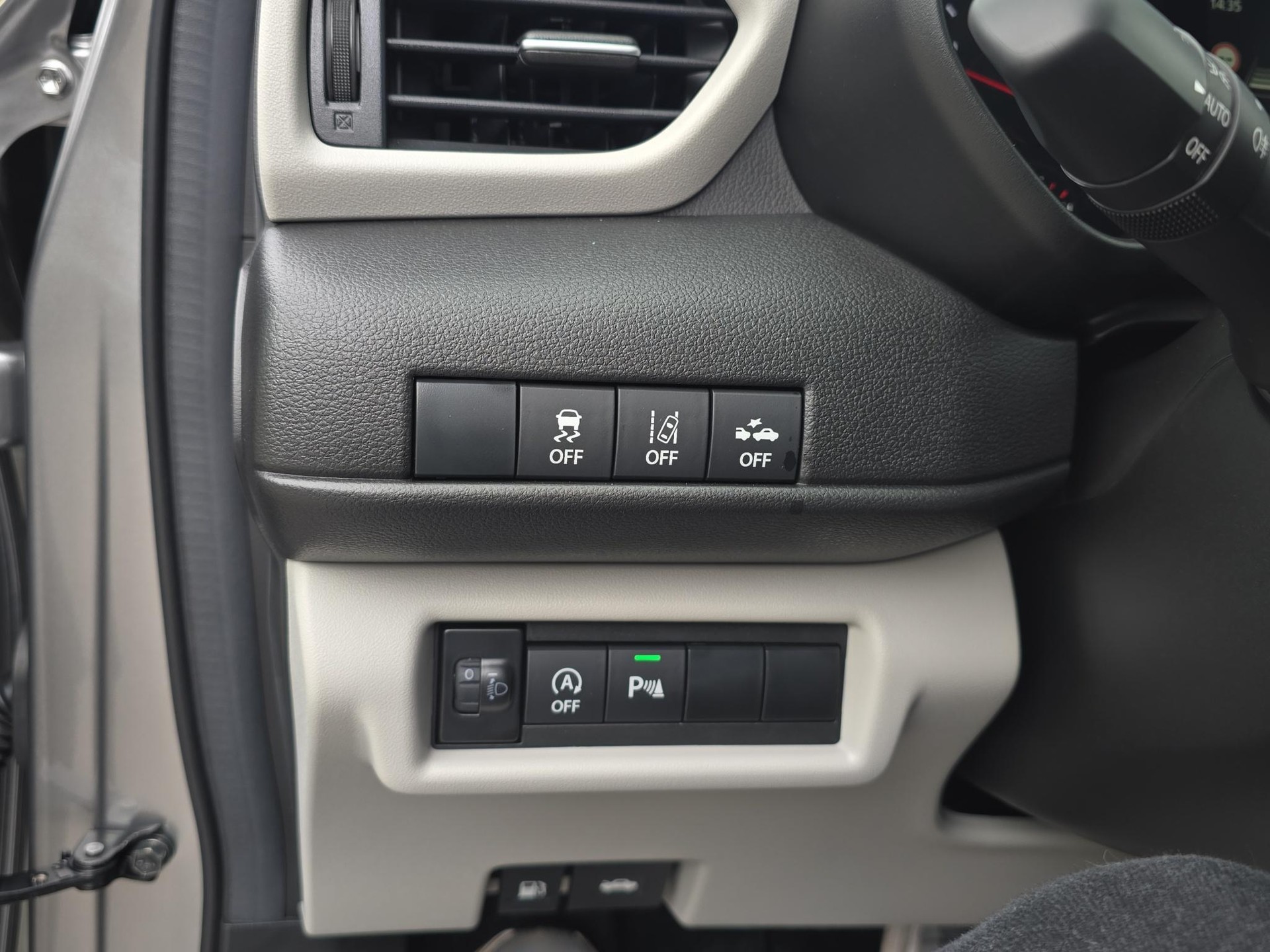 SUZUKI Swift 1.2 Sakura Top Hybrid 4x4-image-14