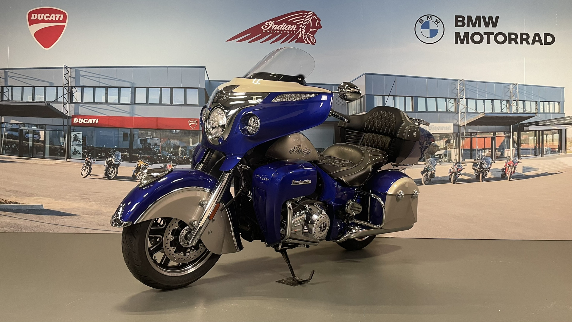 INDIAN Roadmaster-showroom-element-2
