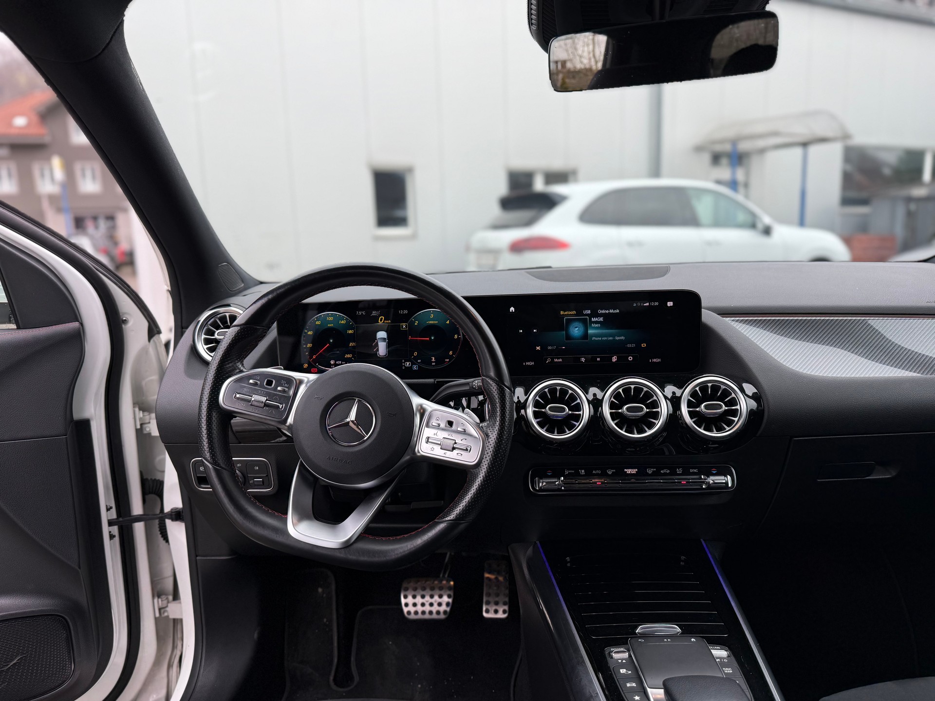 MERCEDES-BENZ GLA 220d 4Matic AMG Line 8G-DCT-image-12