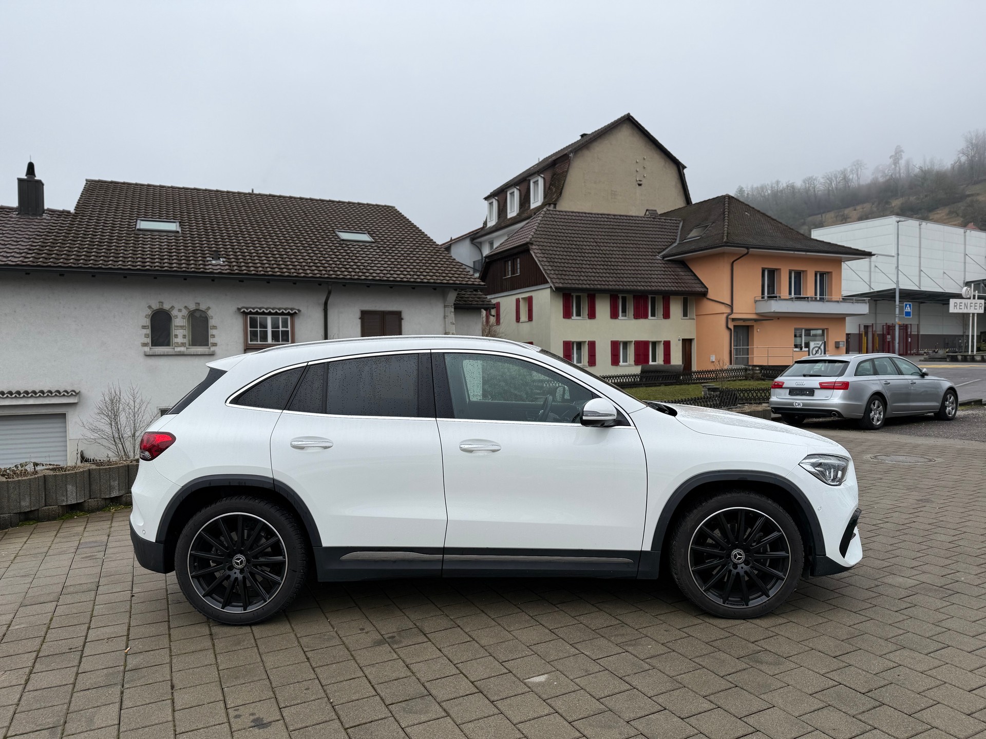 MERCEDES-BENZ GLA 220d 4Matic AMG Line 8G-DCT-image-4