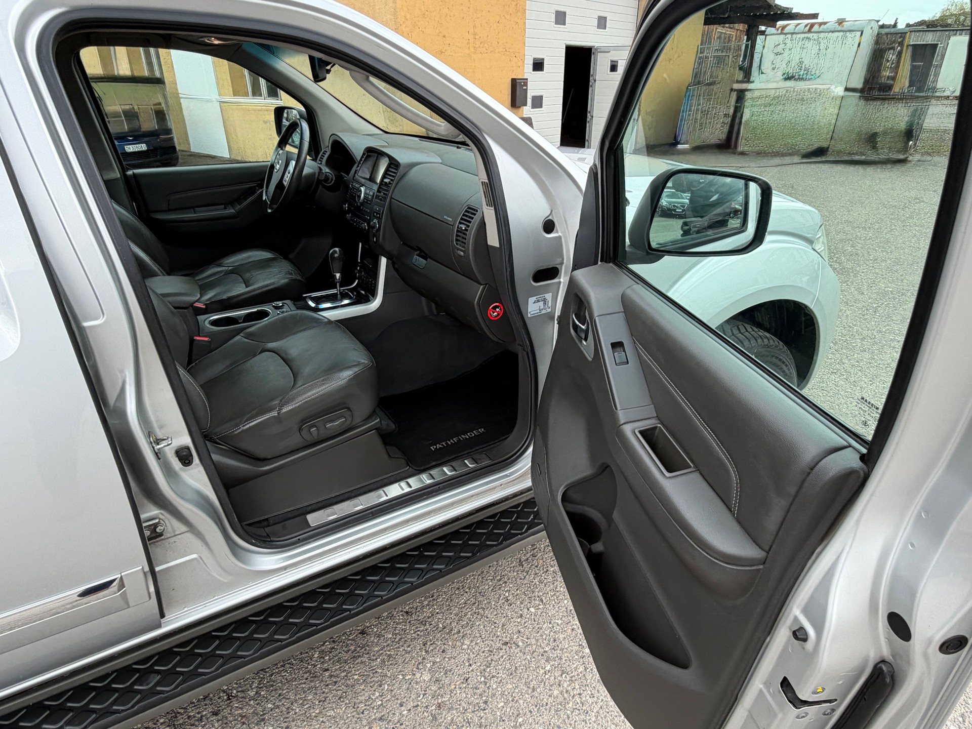 NISSAN Pathfinder 3.0 dCi LE Automatic-image-12