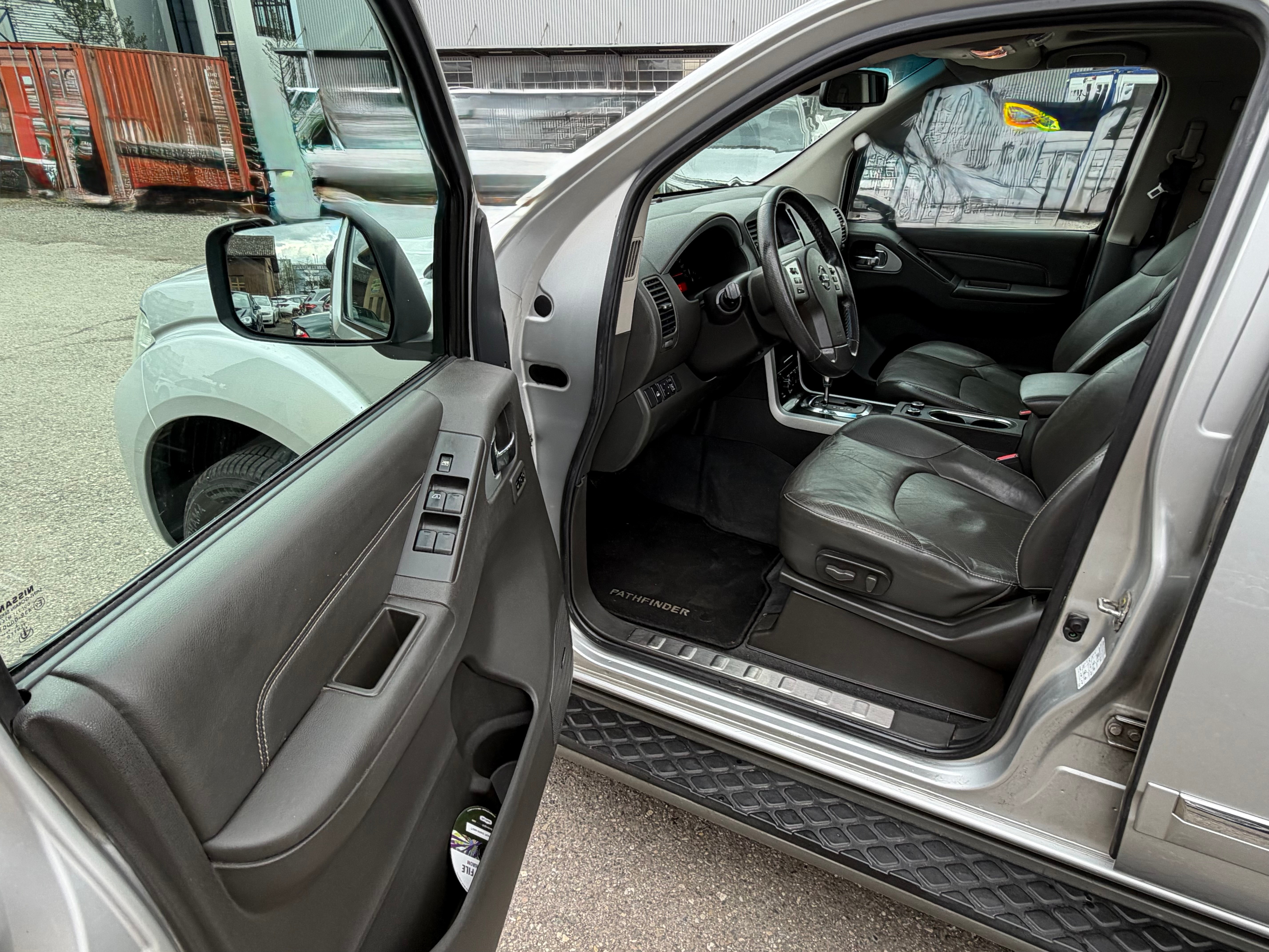NISSAN Pathfinder 3.0 dCi LE Automatic — slika 16