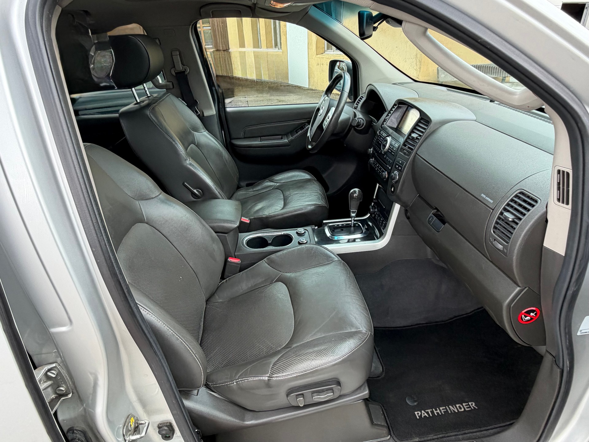 NISSAN Pathfinder 3.0 dCi LE Automatic-image-13