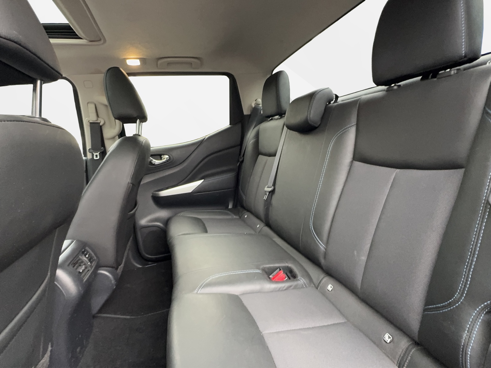 NISSAN Navara Double Cab N-Guard 2.3 dCi 4WD-image-7