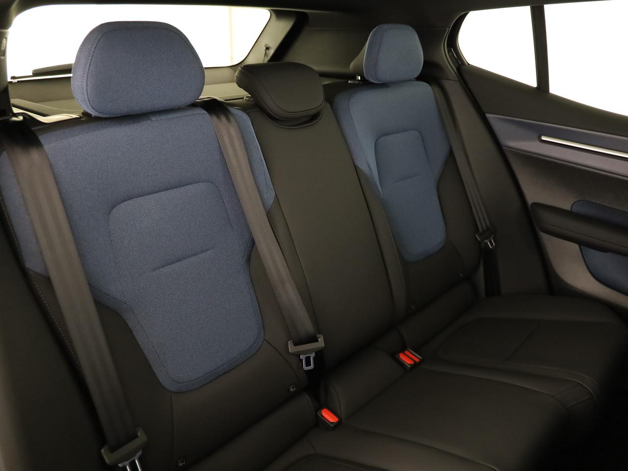 VOLVO EX30 E60 Twin Ultra Performance Sw. Black Ed. AWD-image-11