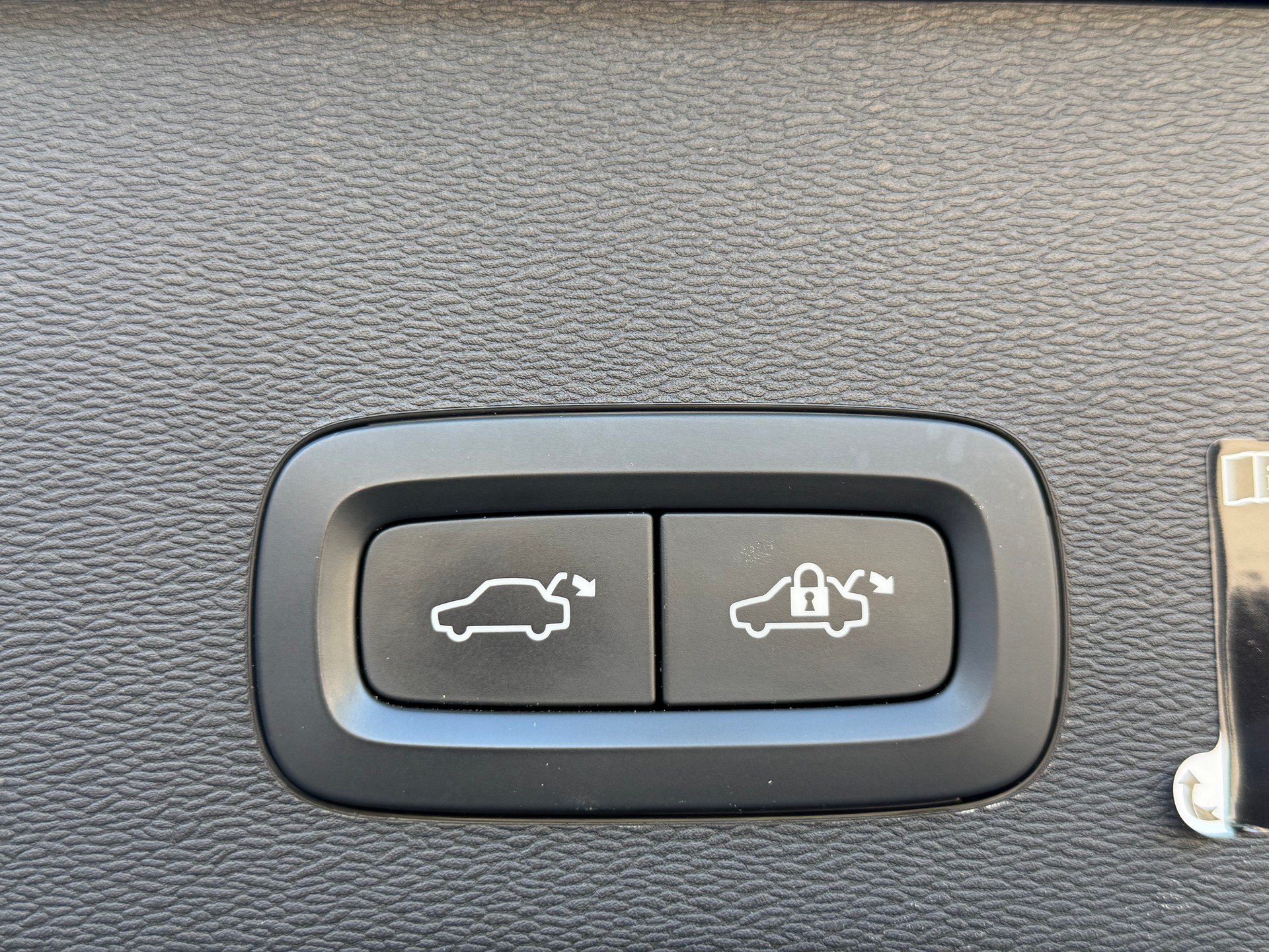 VOLVO C40 Recharge P8 Twin AWD Pure Electric Ultimate-image-21