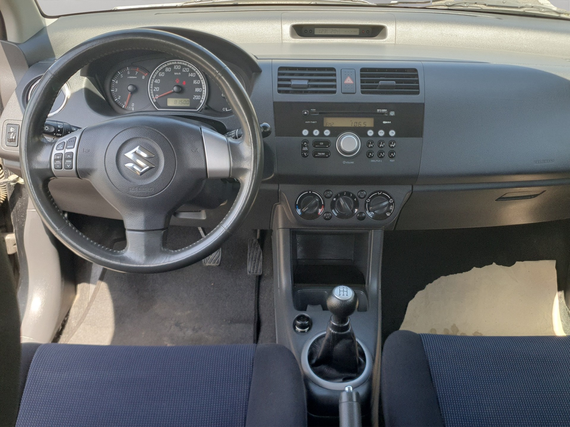 SUZUKI Swift 1.3i 16V GL Top 4x4-image-12