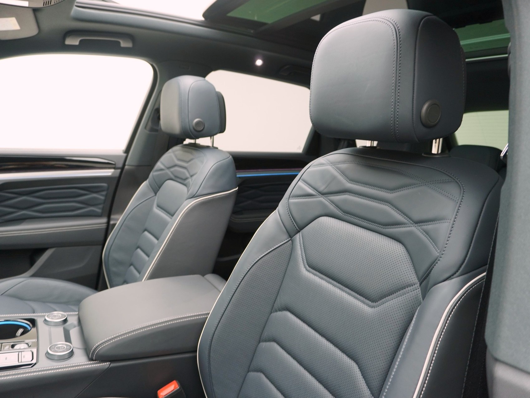 VW Touareg 3.0 V6 TSI R-Line Black Style 4Motion **Vollausstattung**-image-10