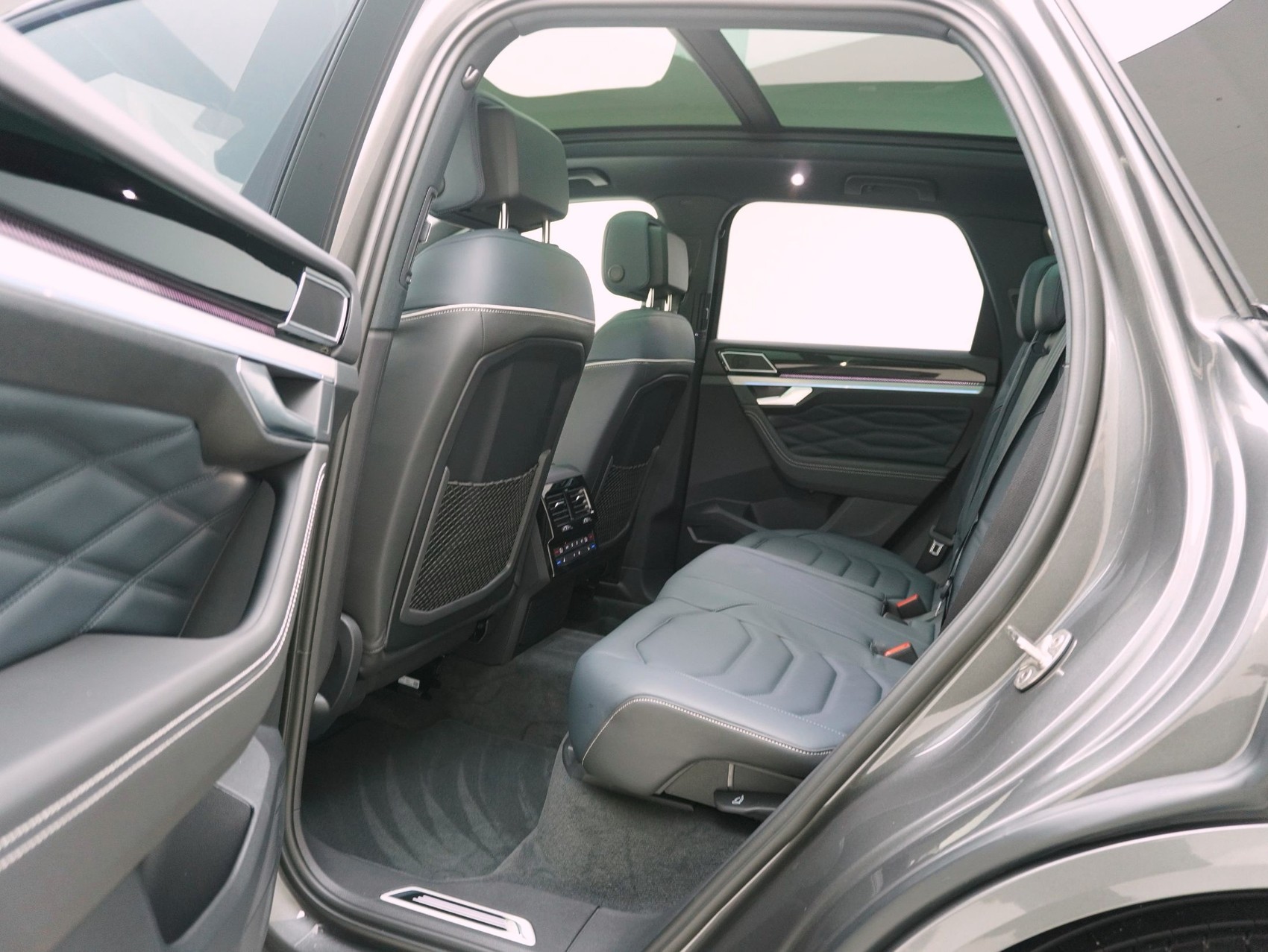 VW Touareg 3.0 V6 TSI R-Line Black Style 4Motion **Vollausstattung**-image-12