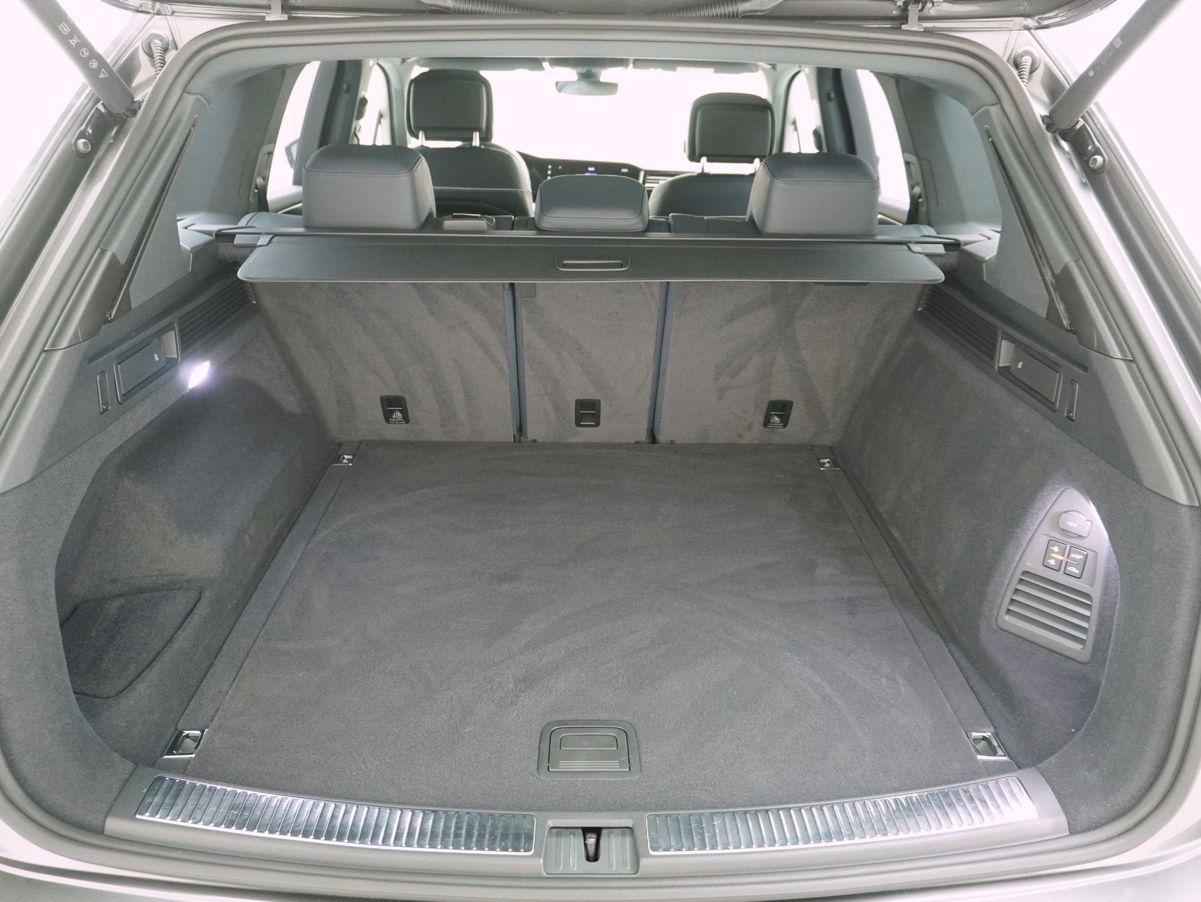 VW Touareg 3.0 V6 TSI R-Line Black Style 4Motion **Vollausstattung**-image-14