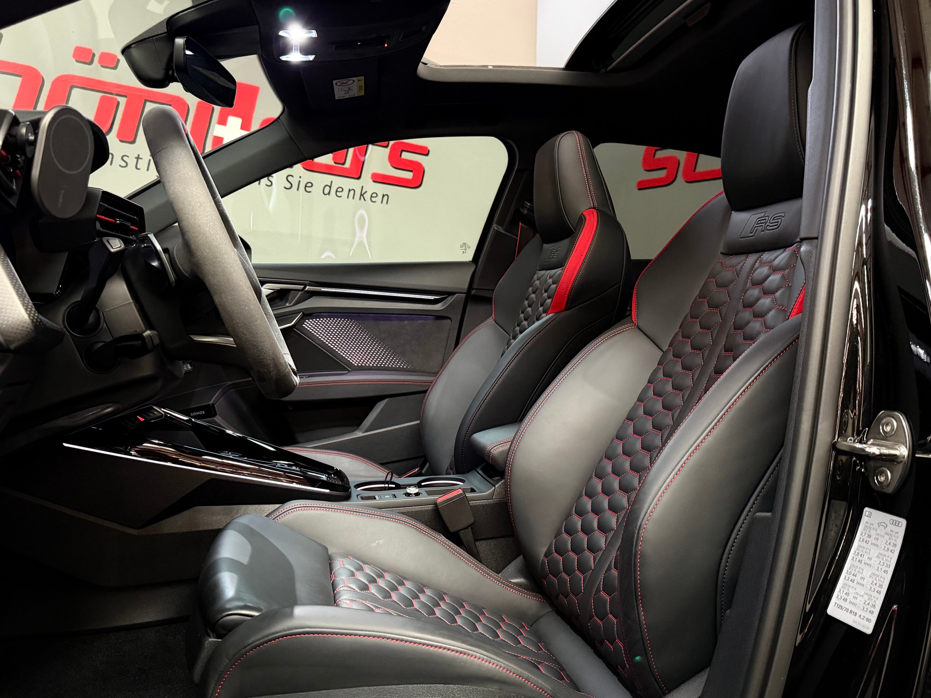 AUDI RS3 Limousine 2.5 TSI quattro S-tronic-image-15