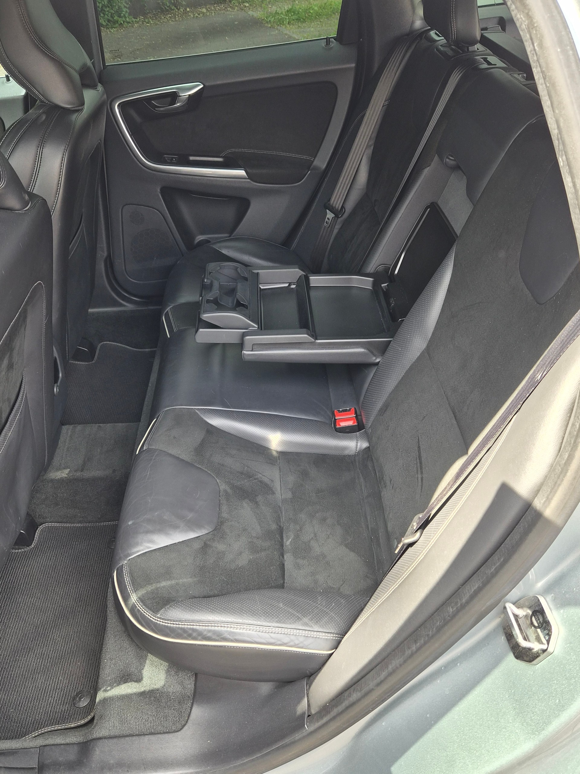 VOLVO XC60 D4 AWD Summum R-Design Geartronic-image-24
