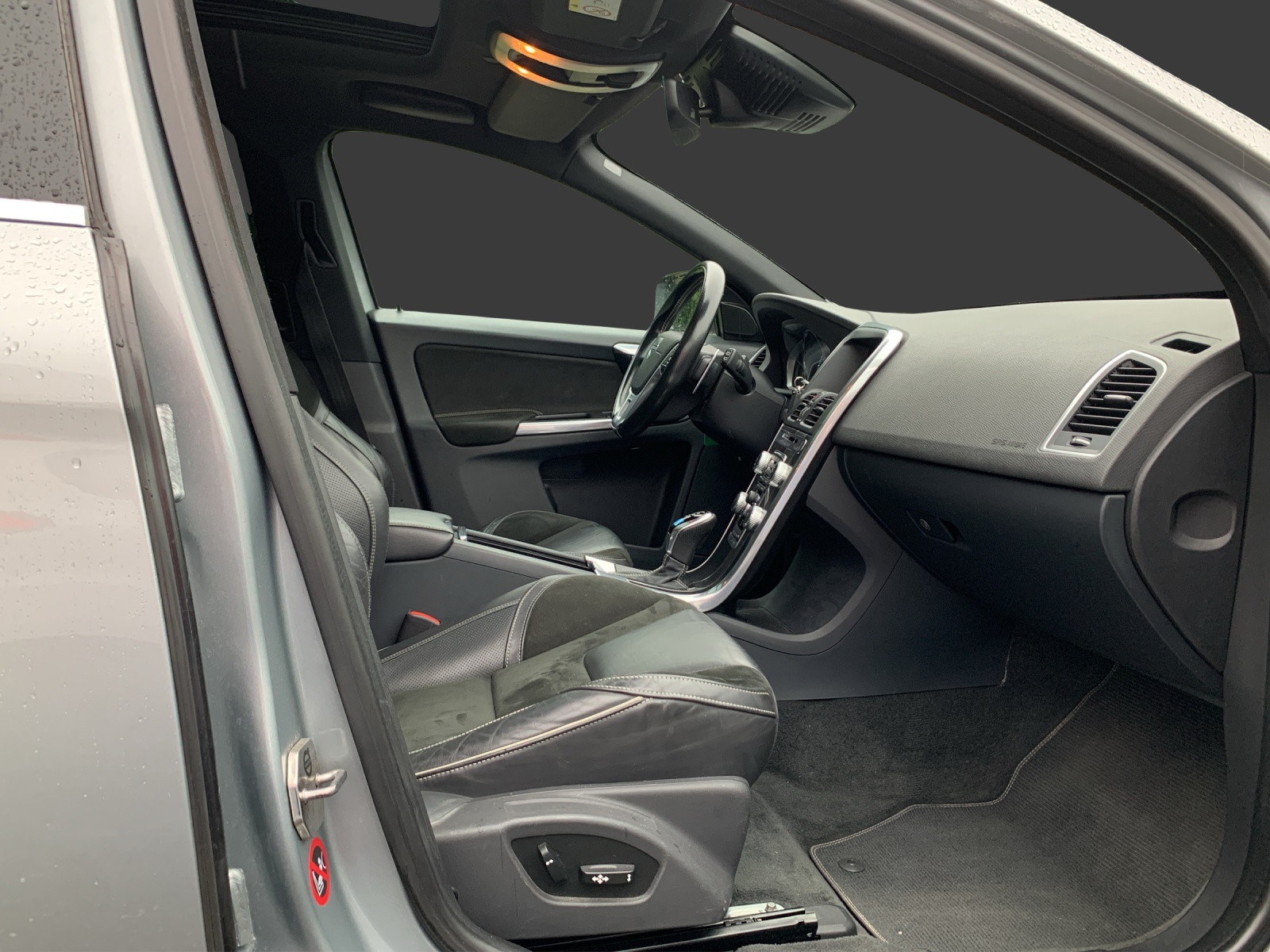 VOLVO XC60 D4 AWD Summum R-Design Geartronic-image-13