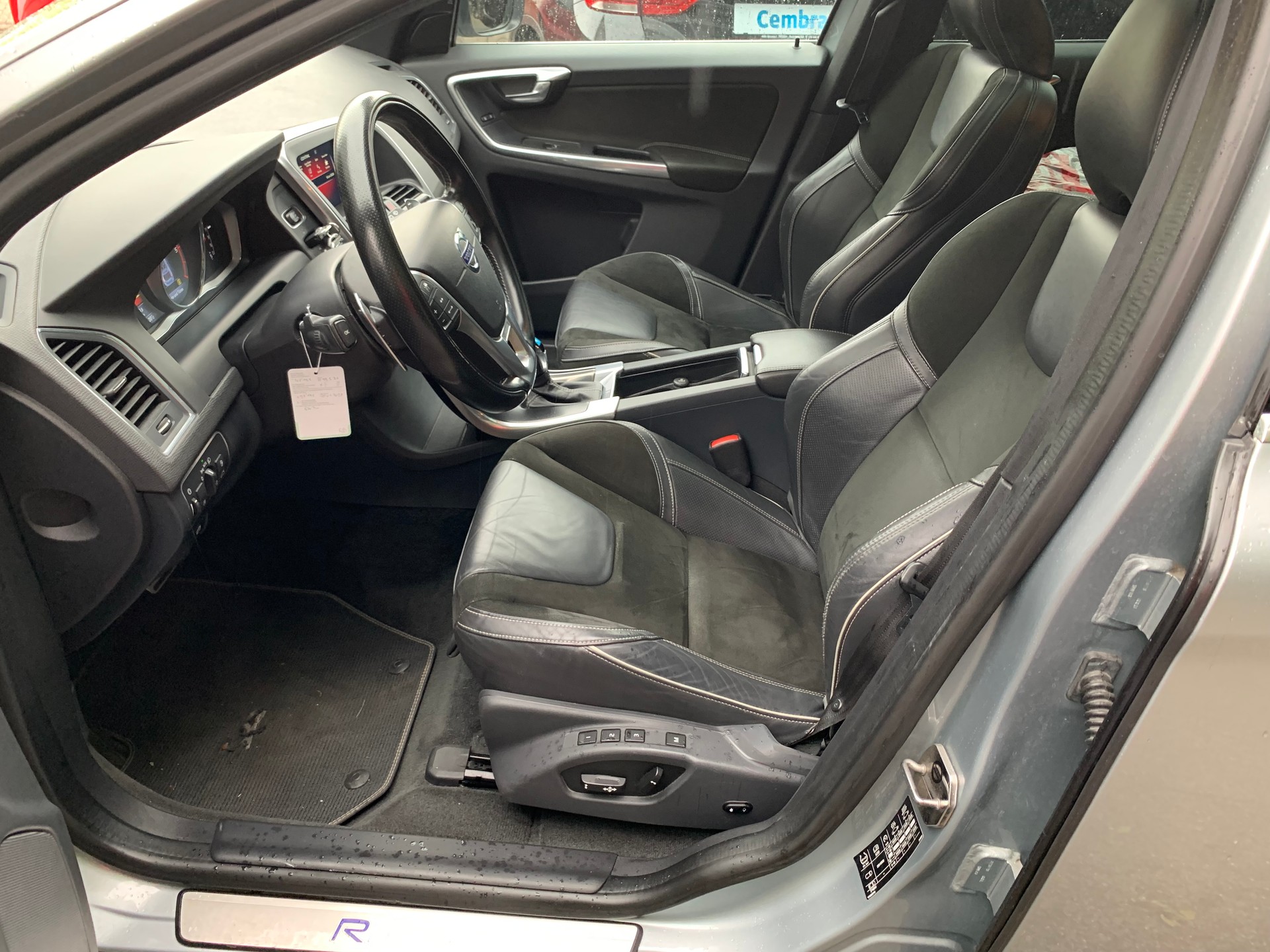 VOLVO XC60 D4 AWD Summum R-Design Geartronic-image-26