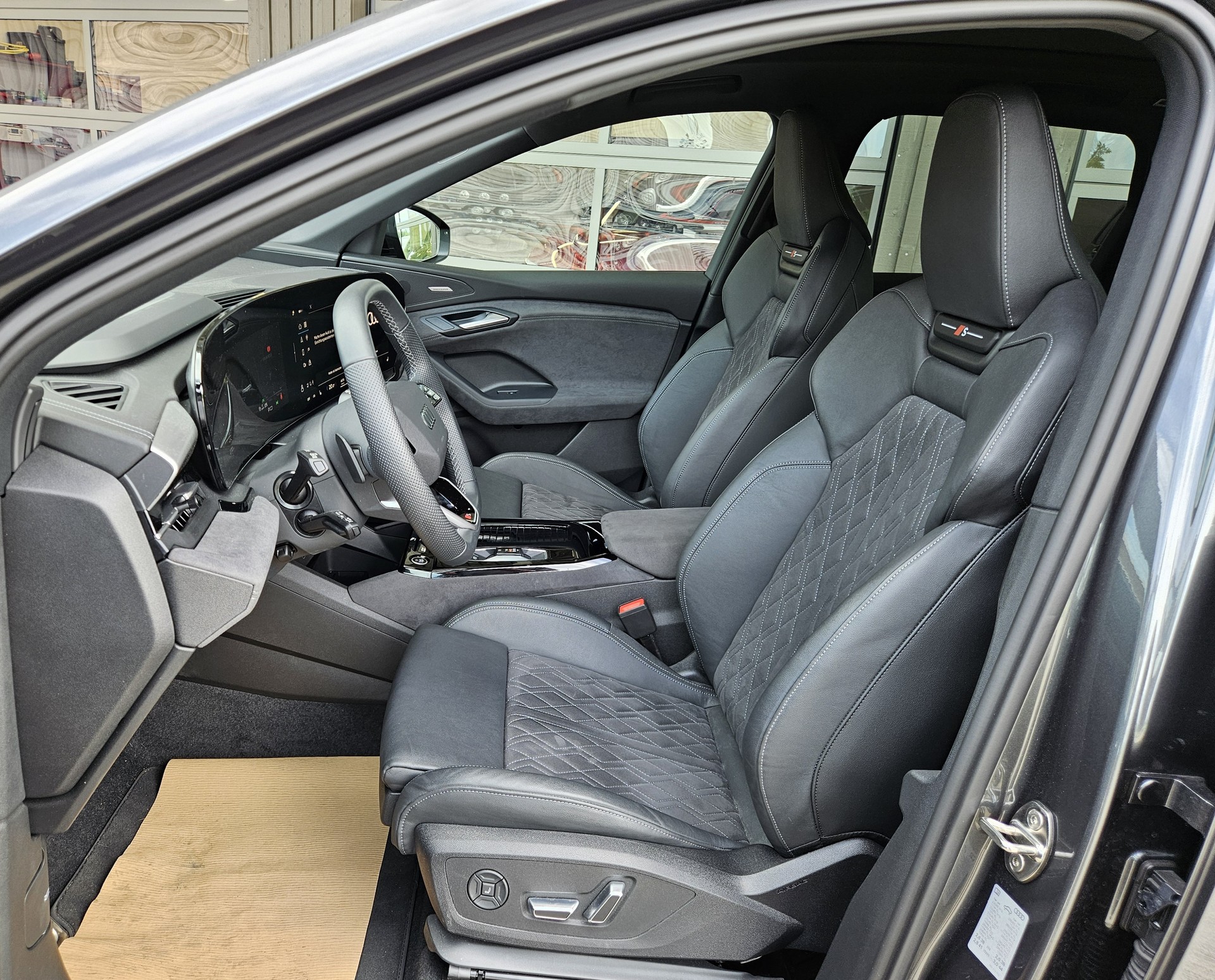 AUDI Q6 e-tron quattro S-line Tech pro mit traumhafter Ausstattung-image-10