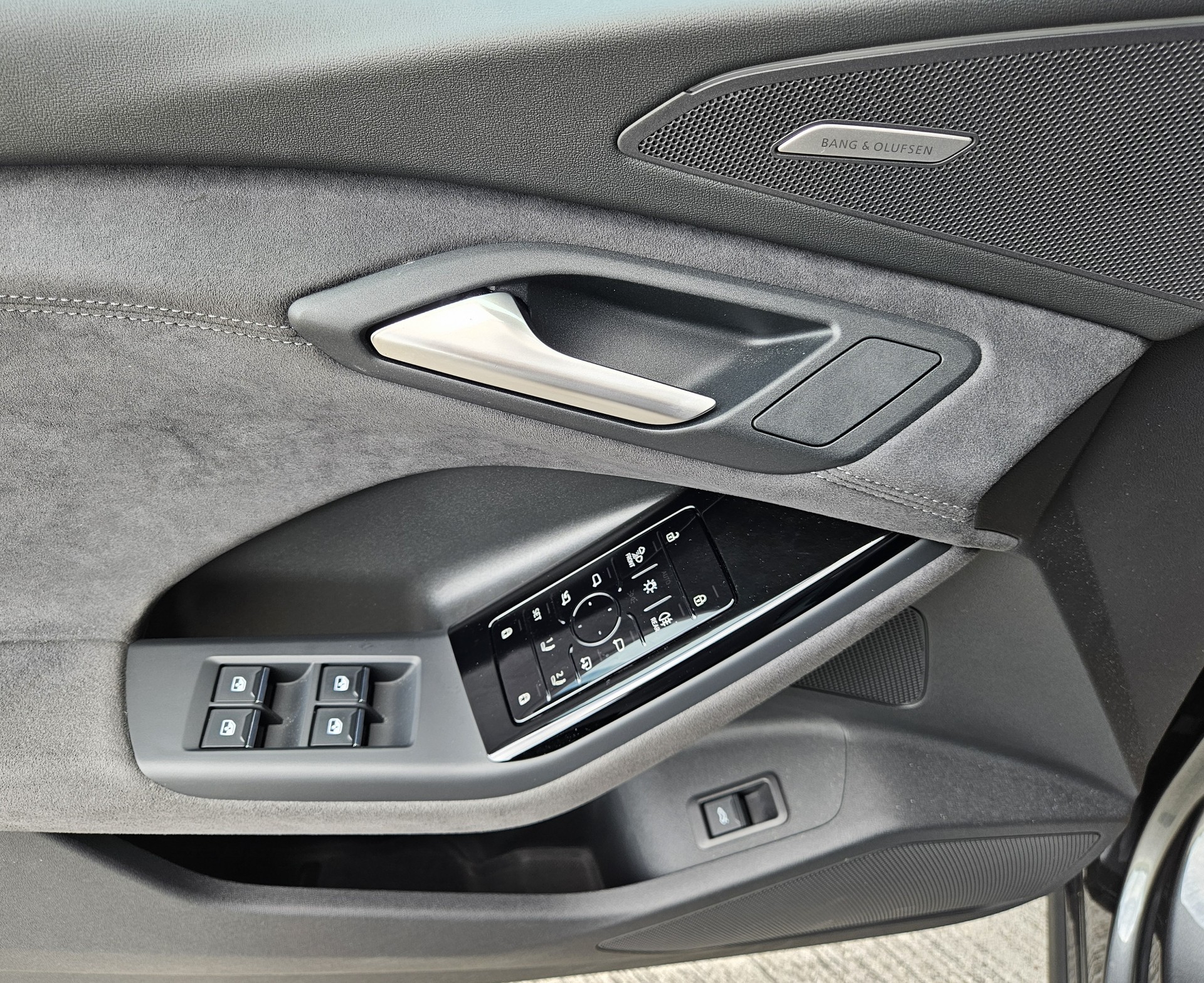 AUDI Q6 e-tron quattro S-line Tech pro mit traumhafter Ausstattung-image-12