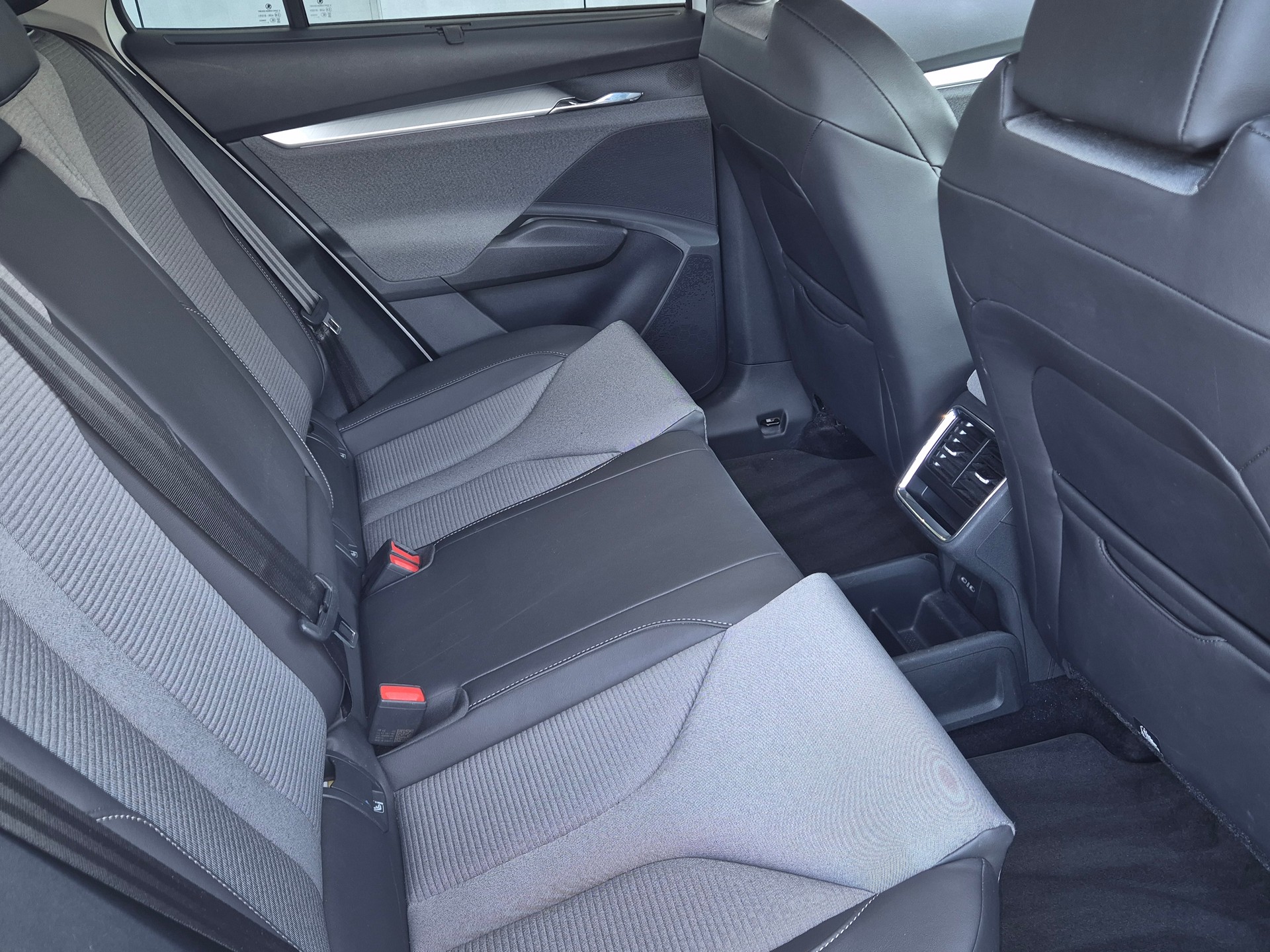 SKODA Enyaq iV 80-image-14