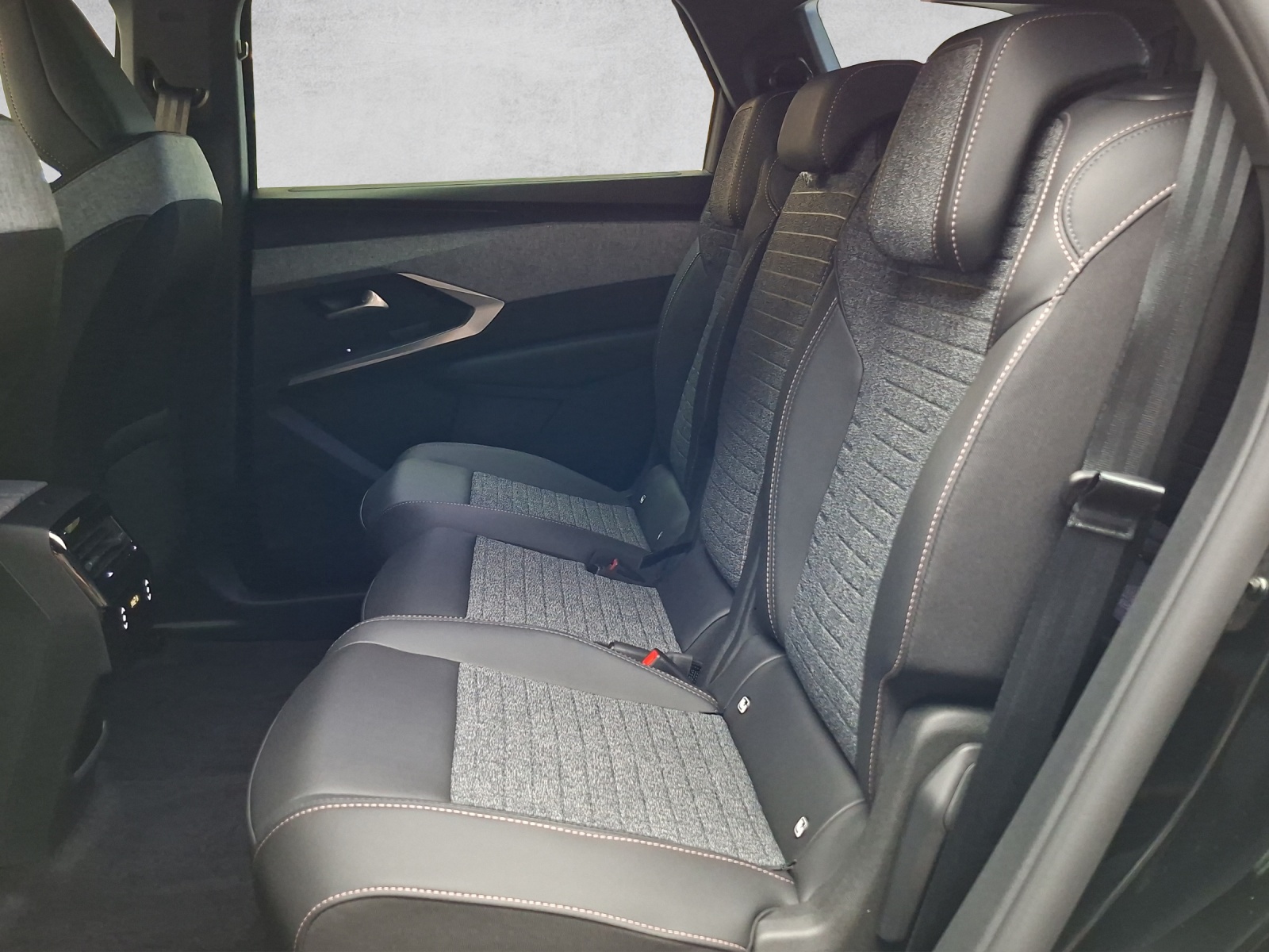 PEUGEOT 5008 e-Allure Premium AWD 73kWh-image-11
