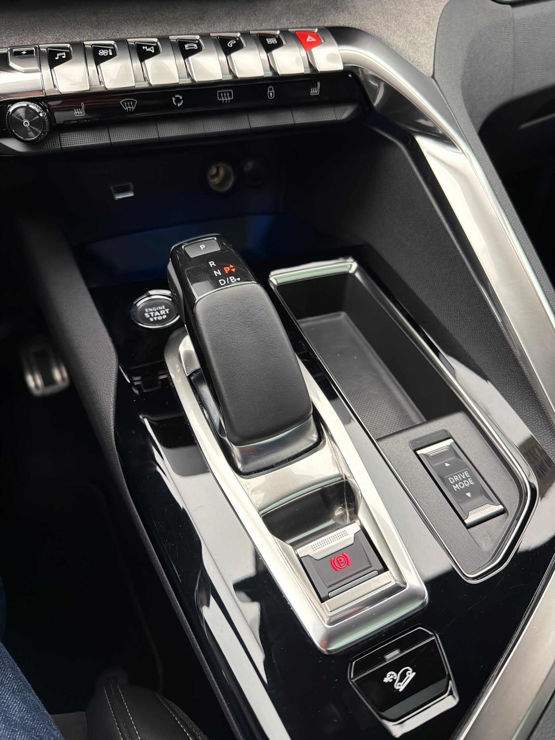 PEUGEOT 3008 1.6 Plug-in Hybrid4 GT Pack-image-19