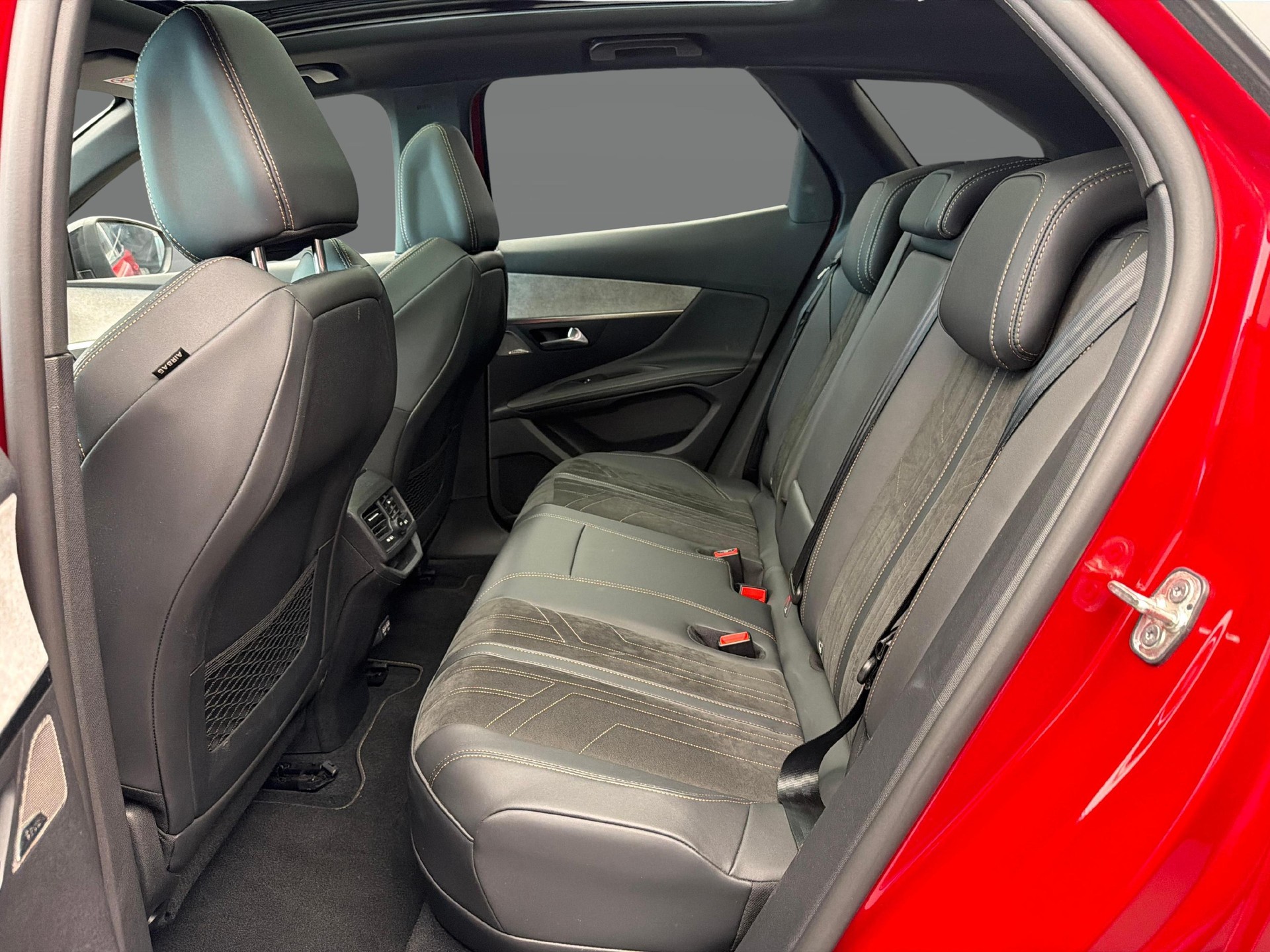 PEUGEOT 3008 1.6 Plug-in Hybrid4 GT Pack-image-12