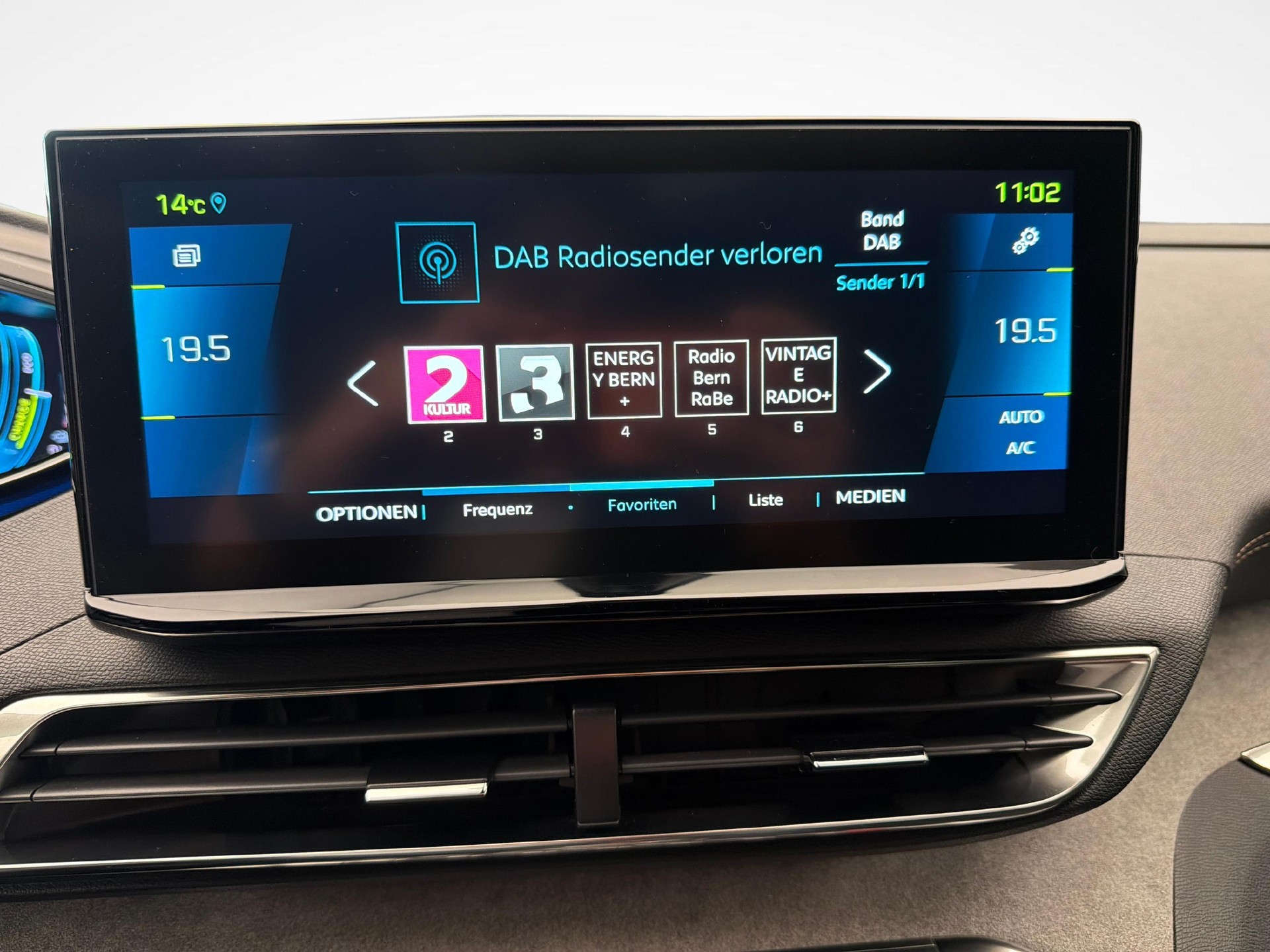 PEUGEOT 3008 1.6 Plug-in Hybrid4 GT Pack-image-16